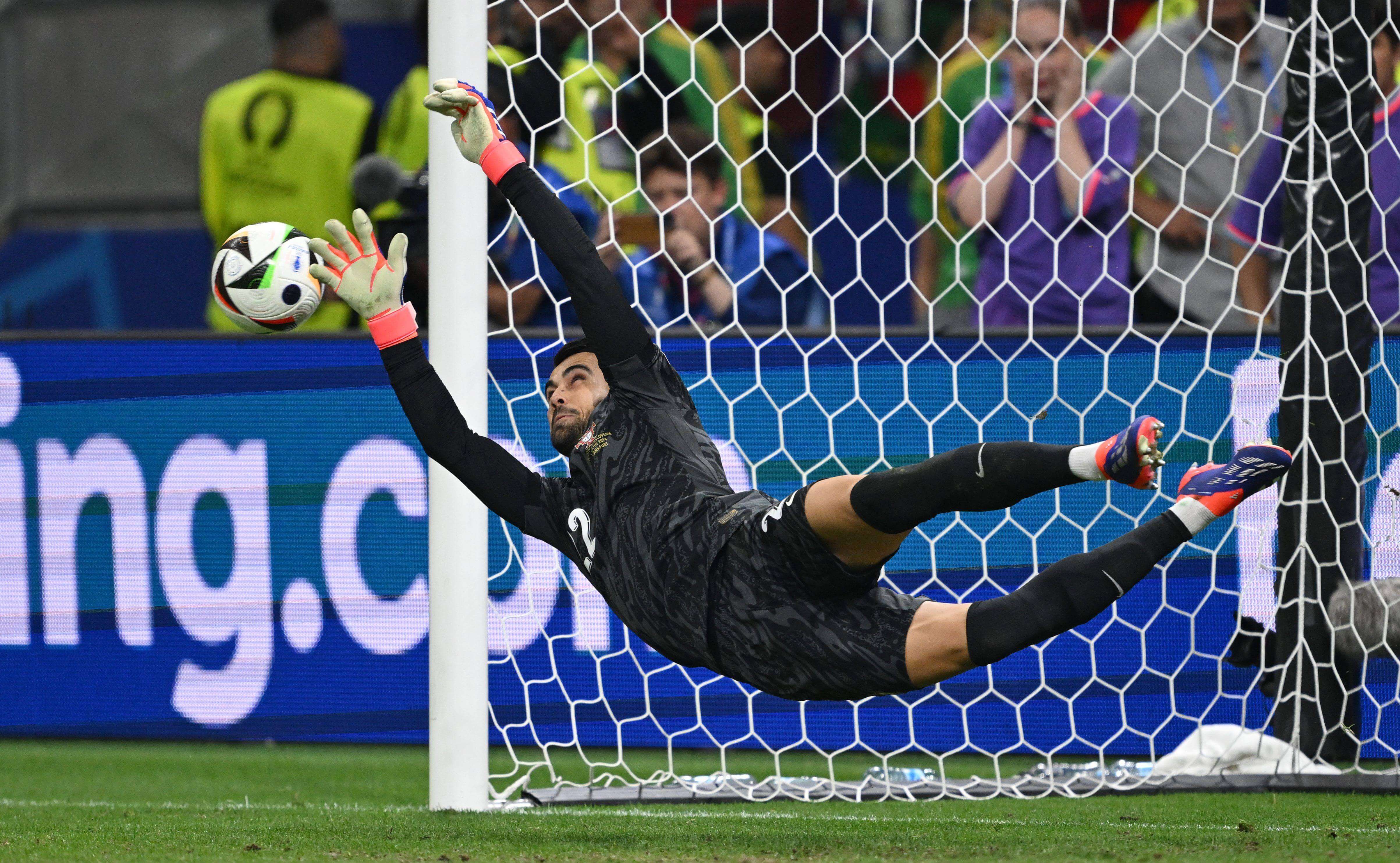 Diogo Costa en el partido ante Eslovenia en la Eurocopa 2024