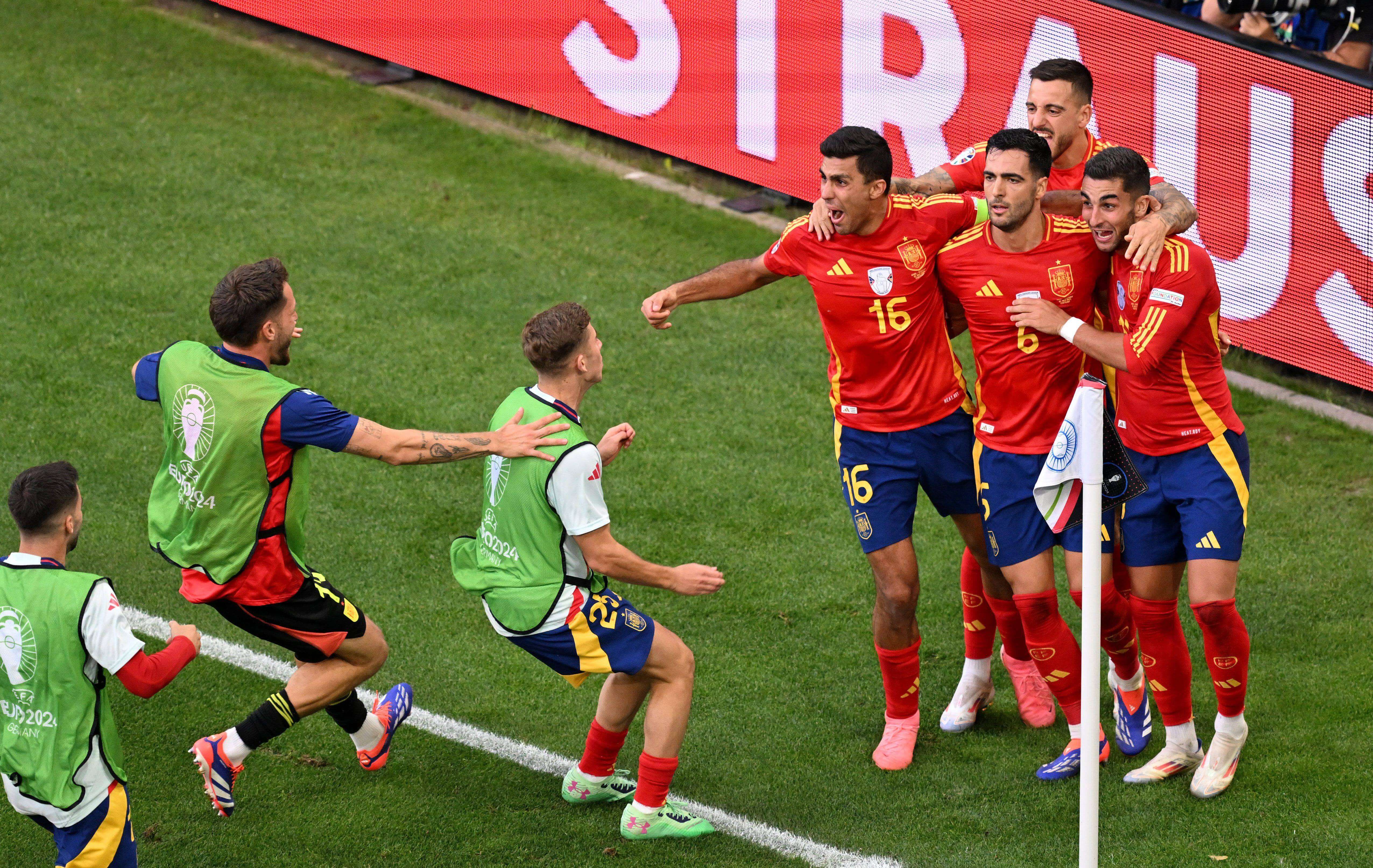 Mikel Merino celebra con sus compañeros el gol ante Alemania