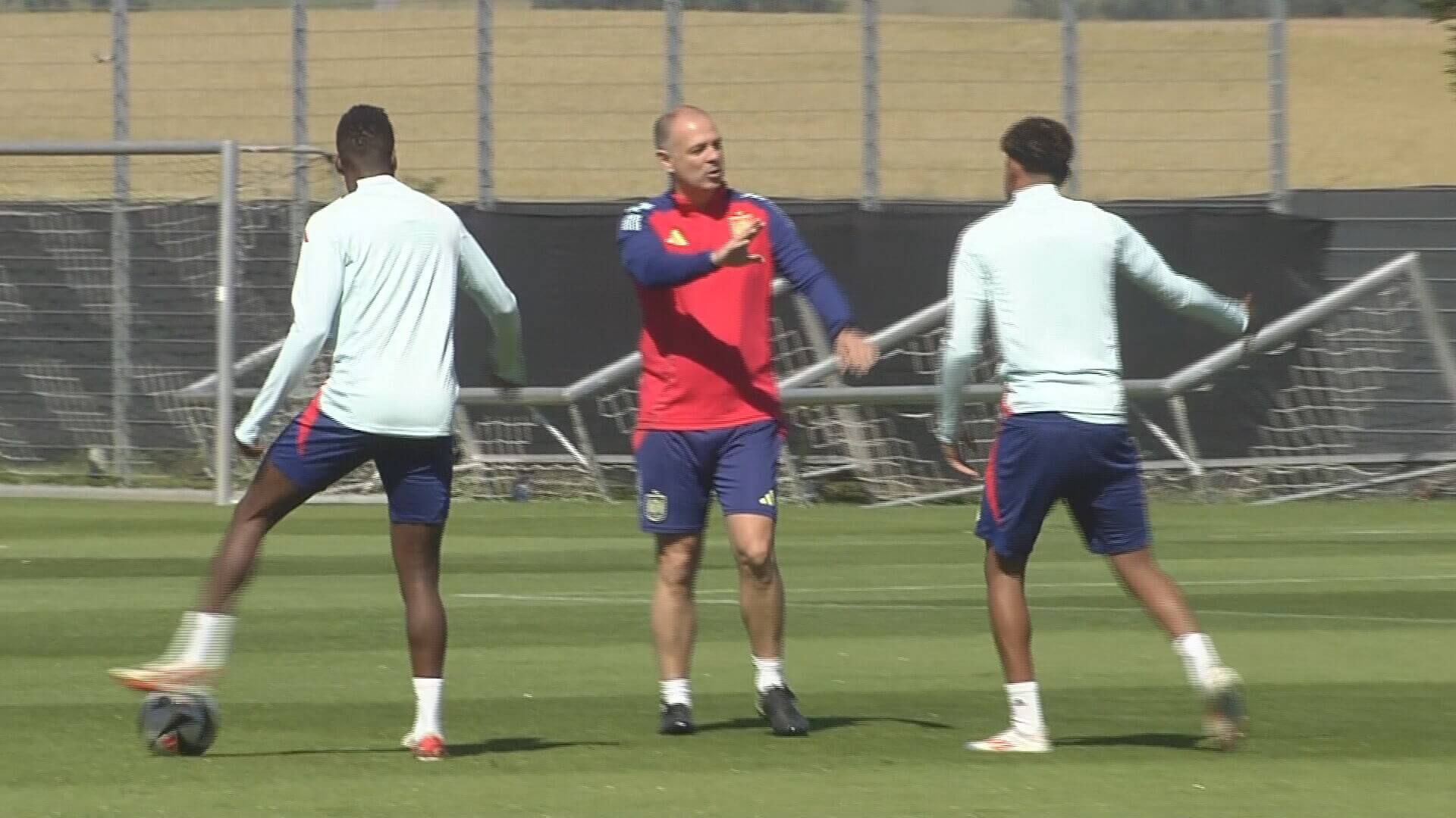  Un miembro del staff regaña a Lamine Yamal y Nico Williams por sus juegos