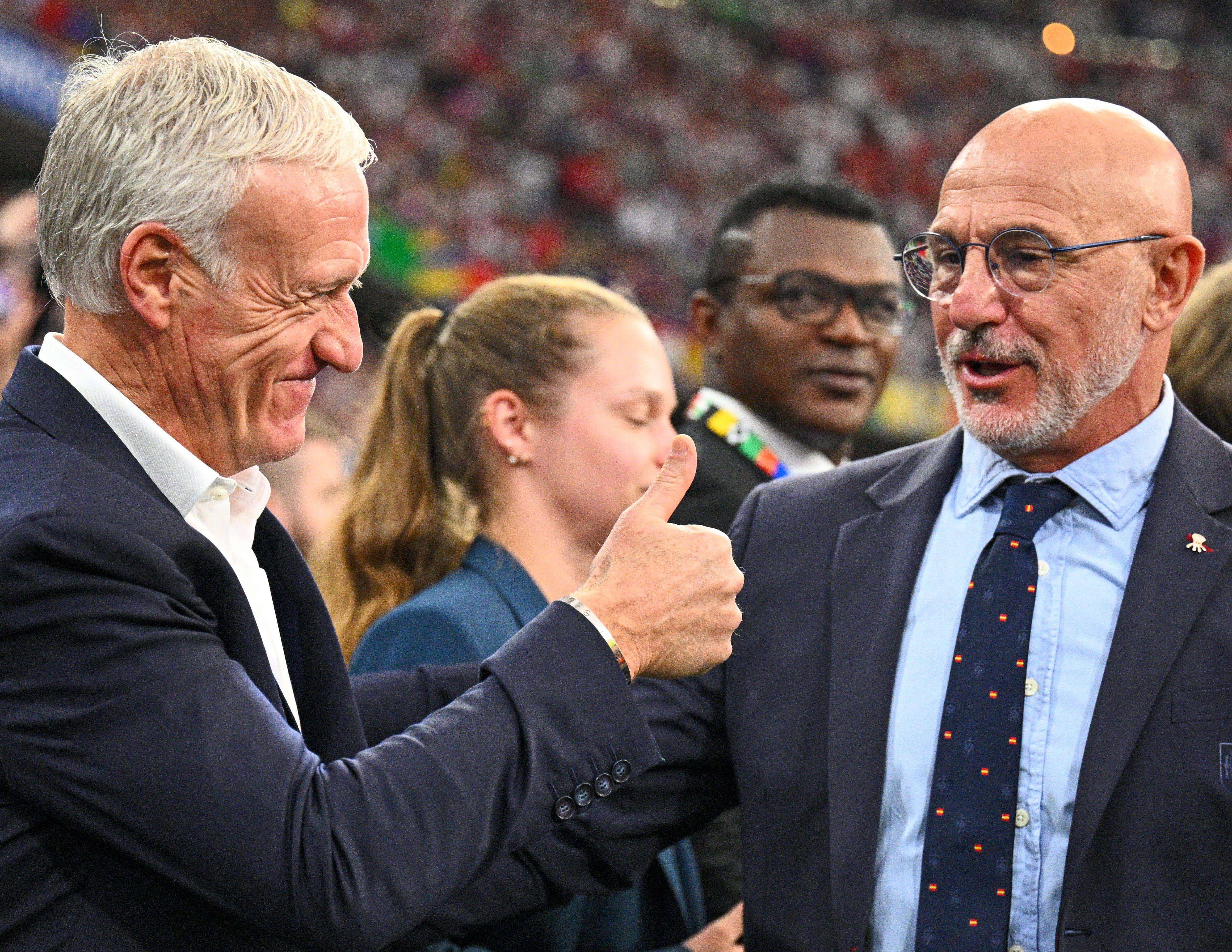  Luis de la Fuente saludándose con Deschamps (Cordon Press)