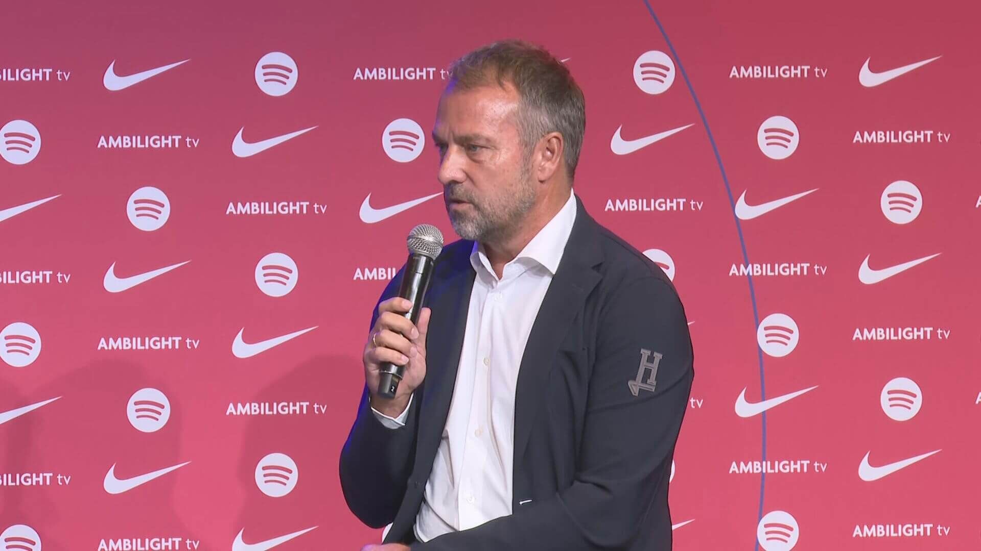  Hansi Flick, presentado como técnico del FC Barcelona