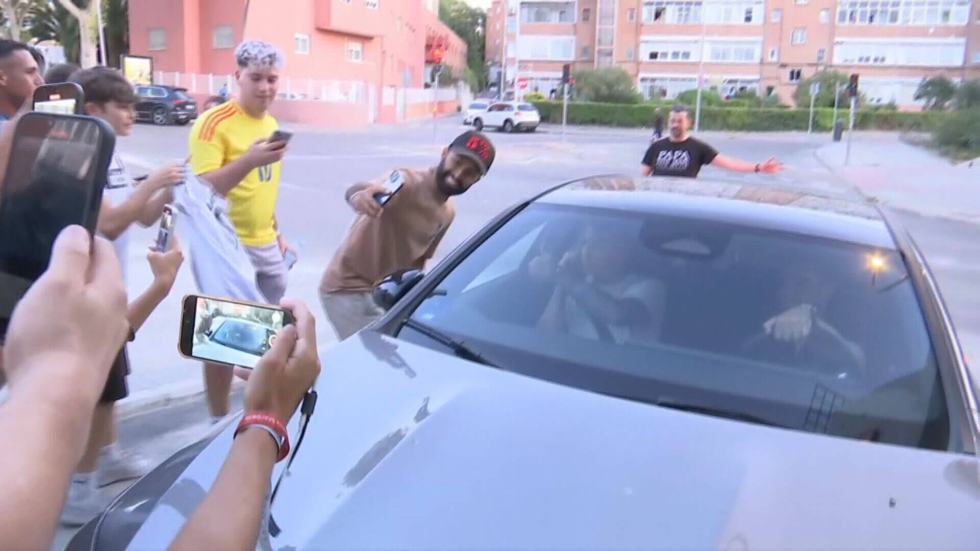  James Rodríguez fotografiándose con un aficionado en Vallecas
