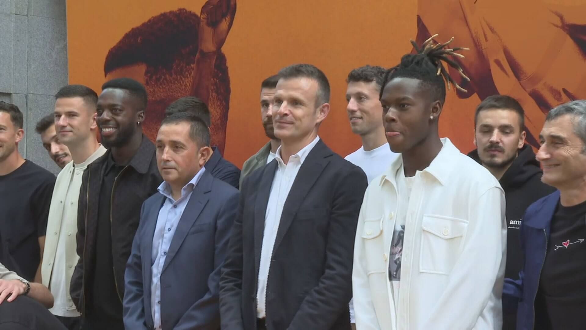  Ernesto Valverde, junto a Nico Williams, en el preestreno del documental de los Williams.