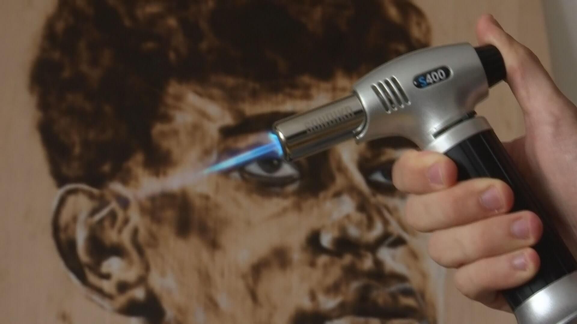  El soplete de Rodrigo delante del cuadro de Lamine Yamal