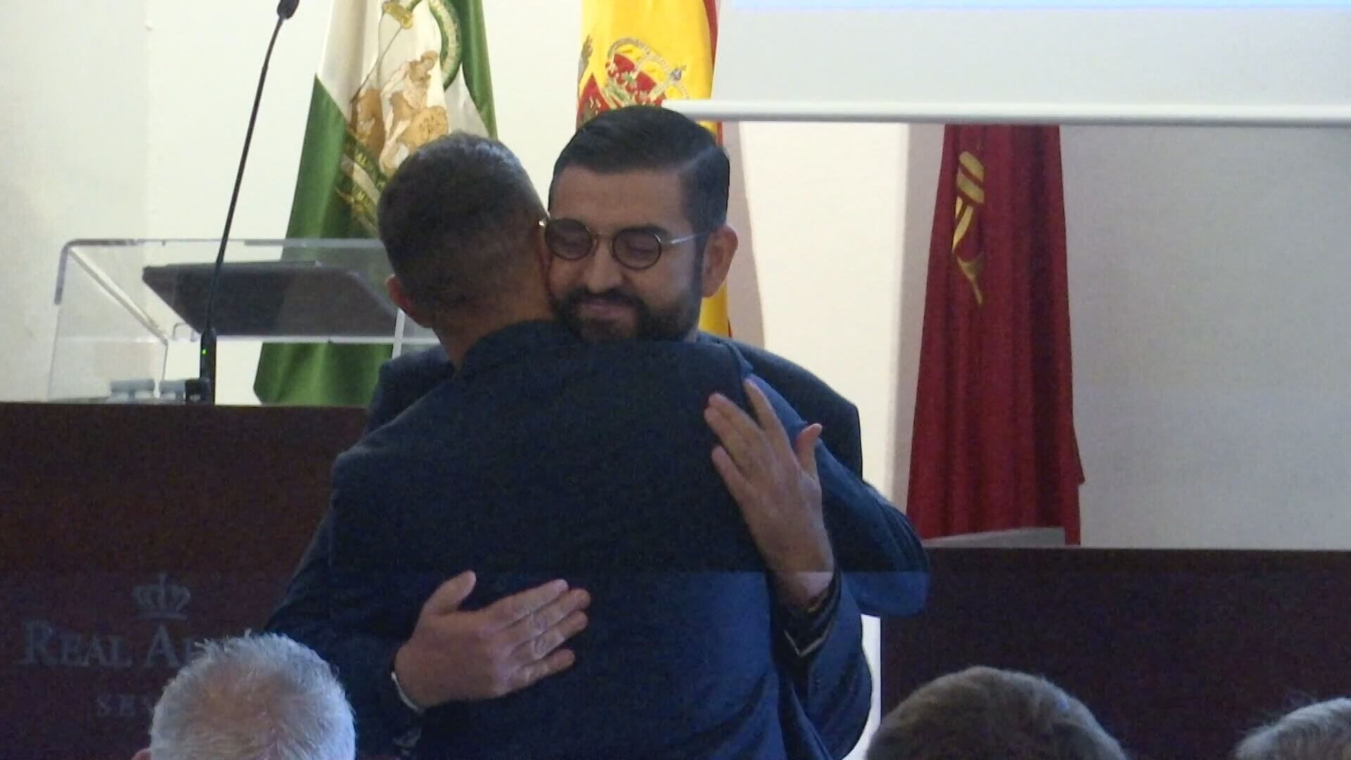  Joaquín Sánchez agradeció con un abrazo el discurso de Manu Sánchez.
