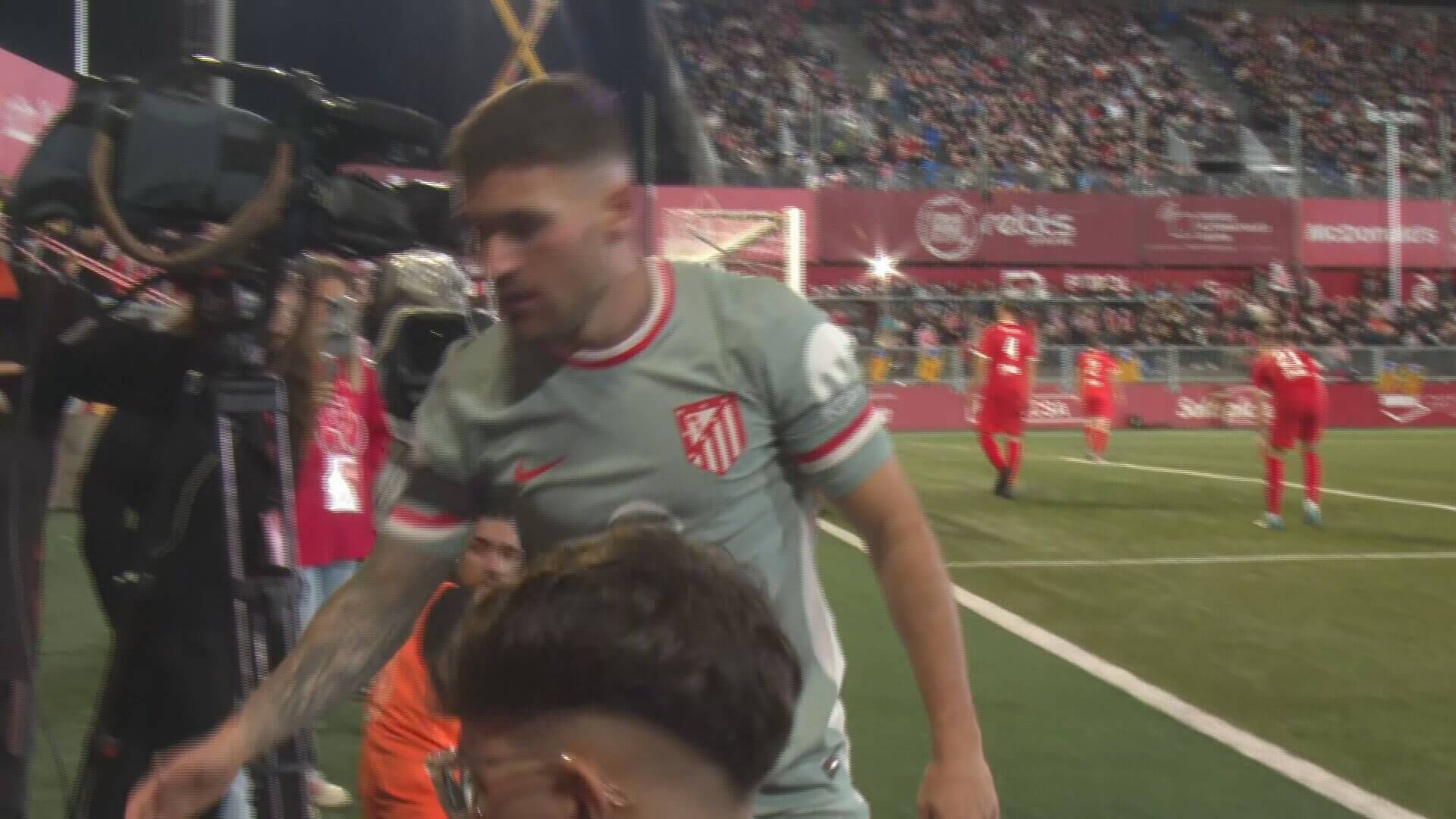  Javi Galán ayudando al fotógrafo a levantarse (ElDesmarque)