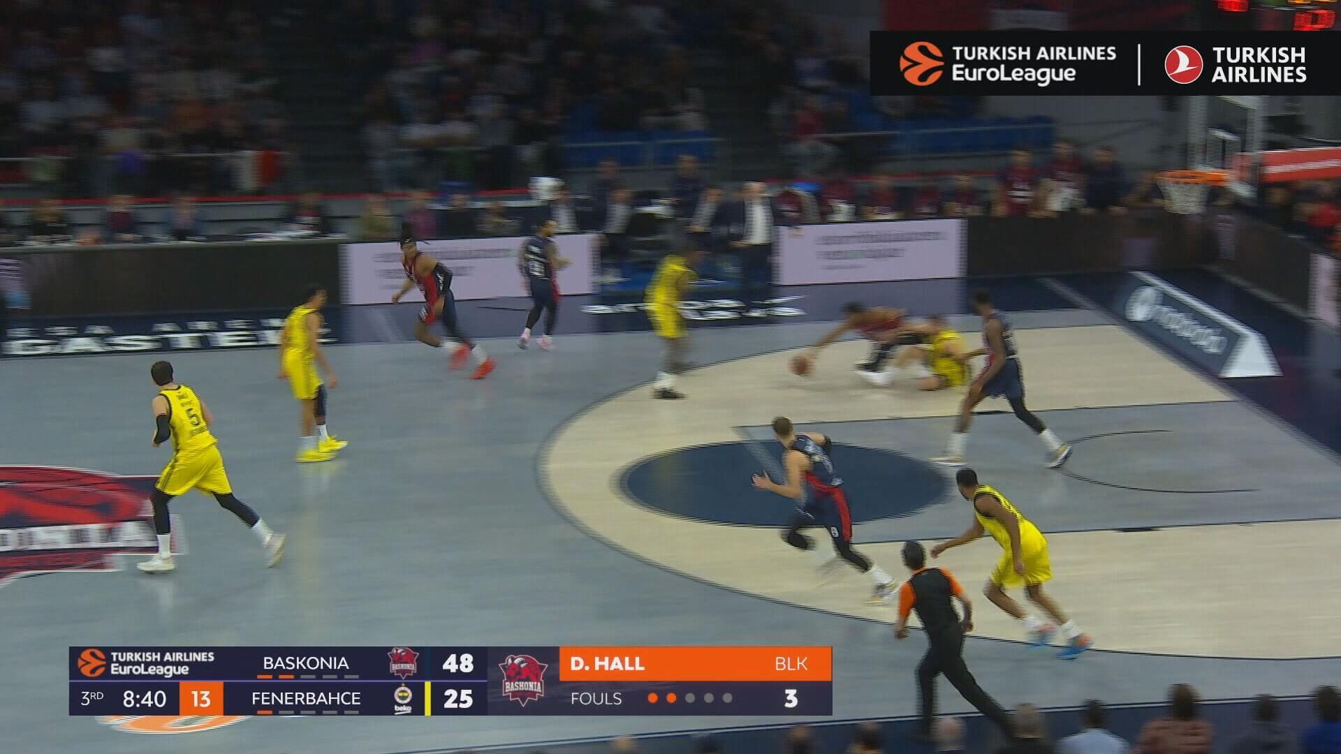  Trent Forrest robando la pelota desde el suelo (Euroliga)