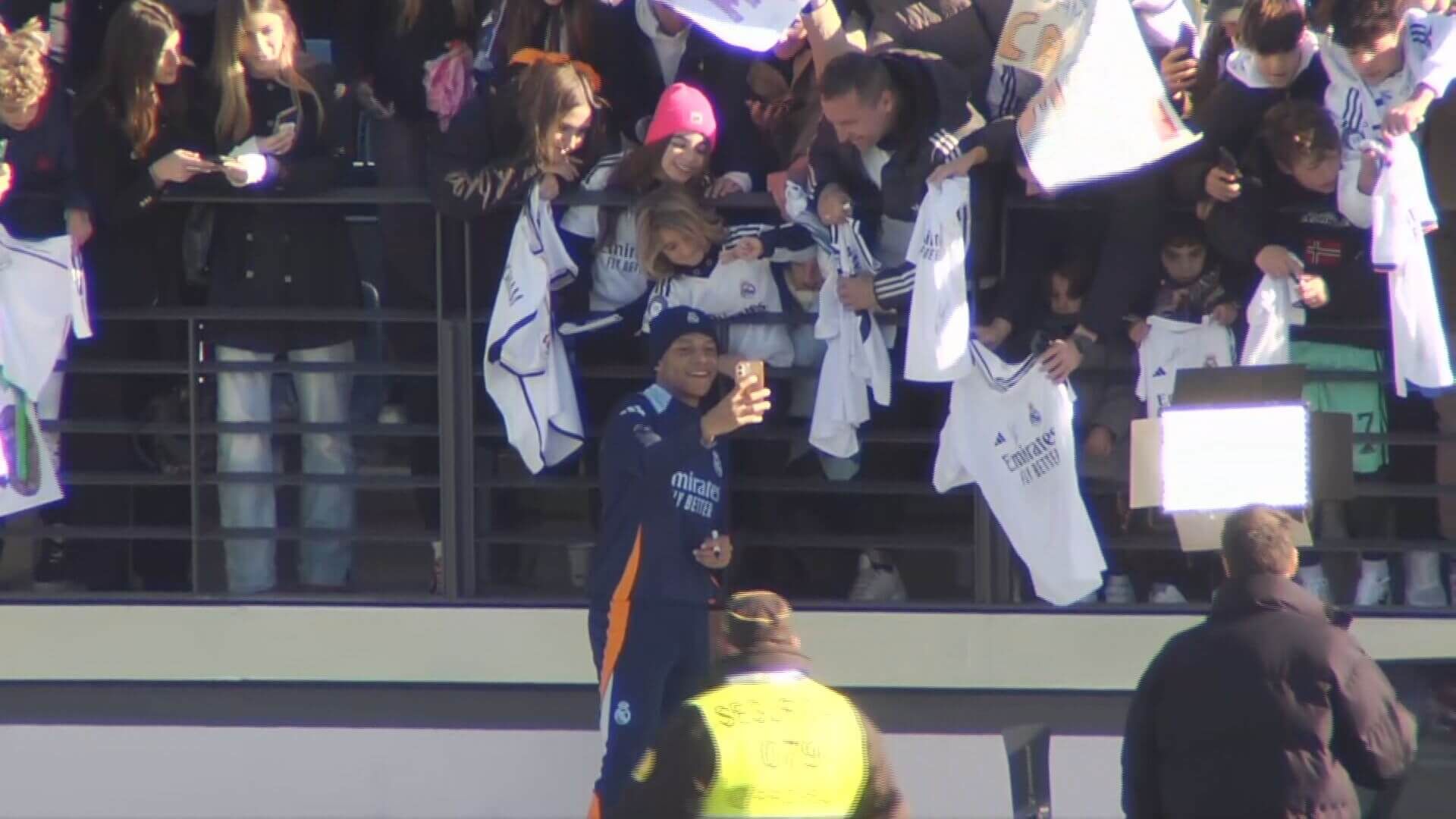  Kylian Mbappé haciéndose fotos con aficionados en el entrenamiento del Real Madrid (Fuente: ElDes