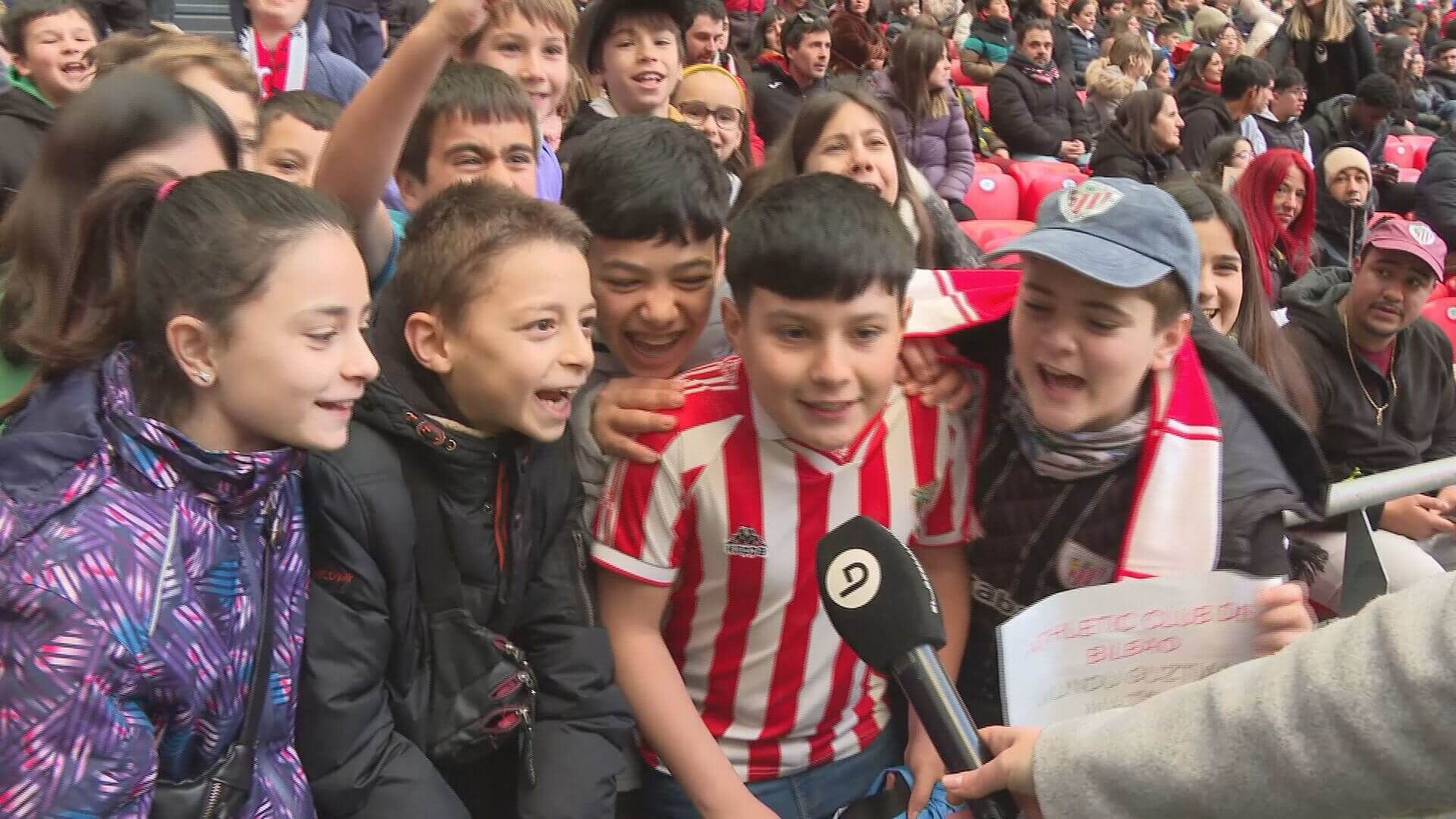 Los aficionados del Athletic Club cantan en el entrenamiento en San Mamés
