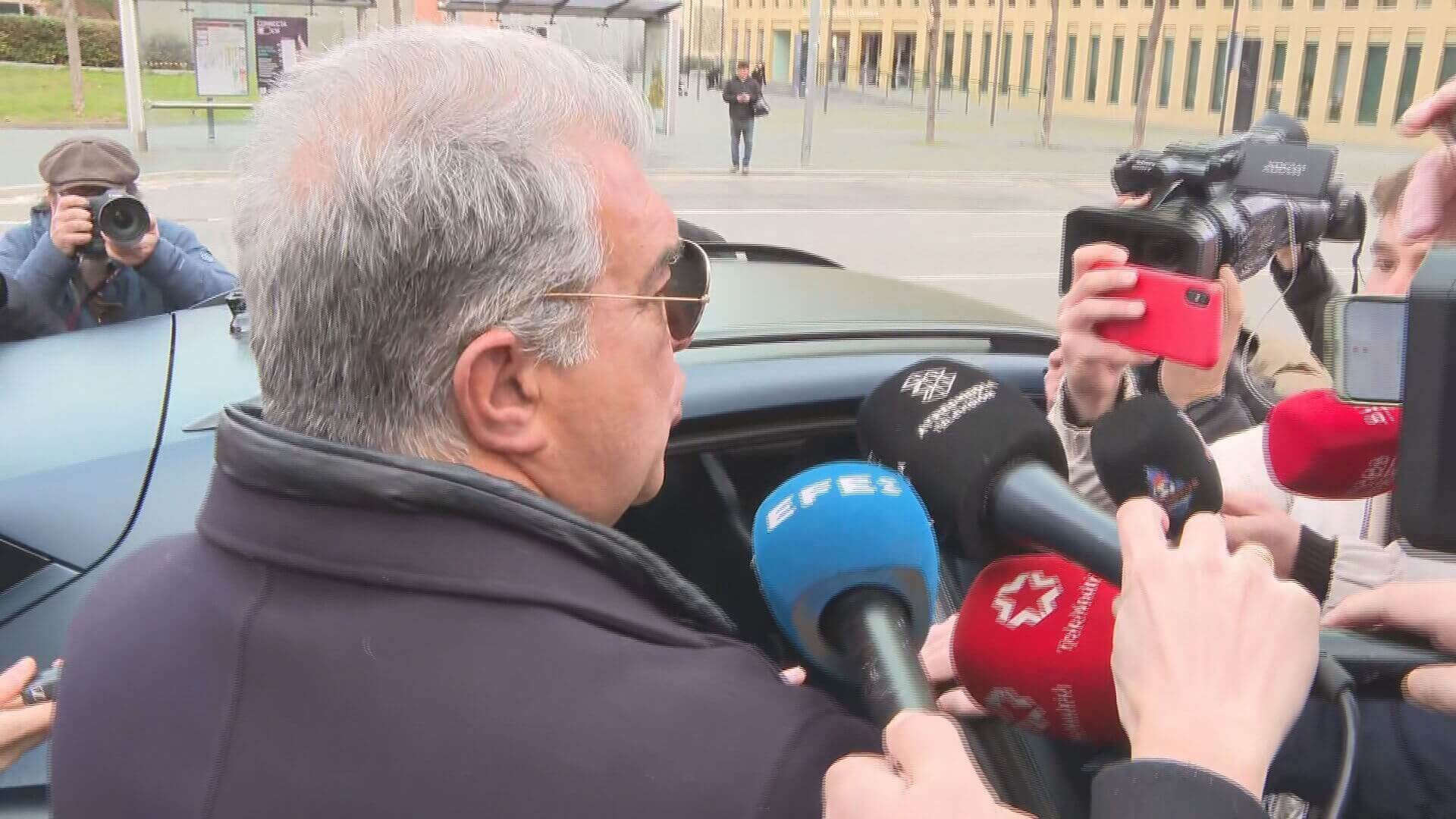 Joan Lapota atiende a los medios