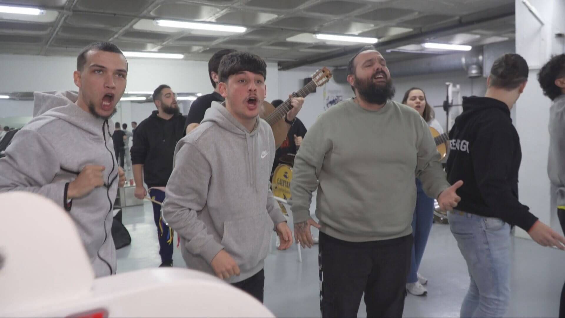  La Chirigota 'Los cenadores rumanos', ensayando en su local.