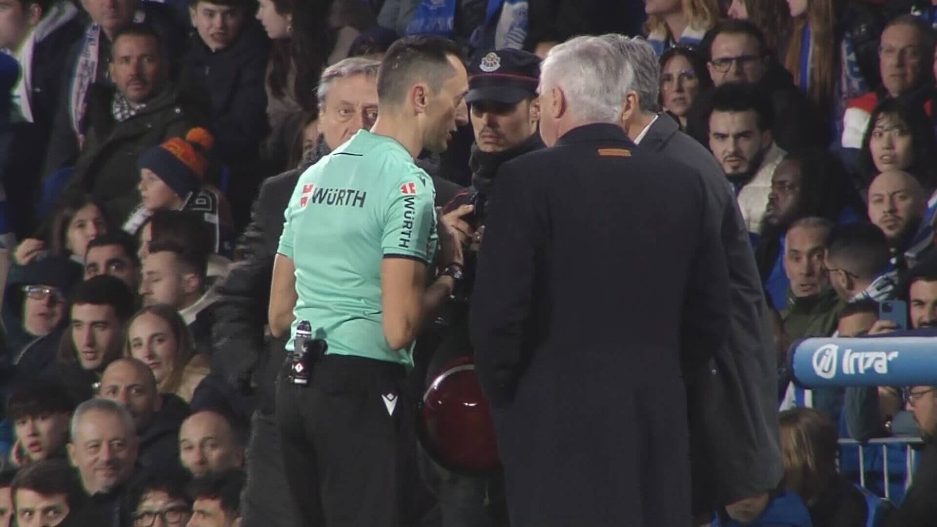  Sánchez Martínez hablando con Ancelotti e Imanol en la Copa