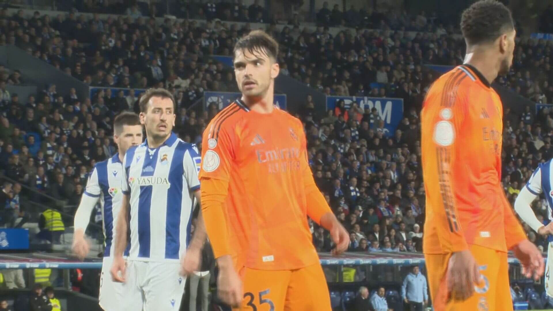 Raúl Asencio mira a la grada del Reale Arena