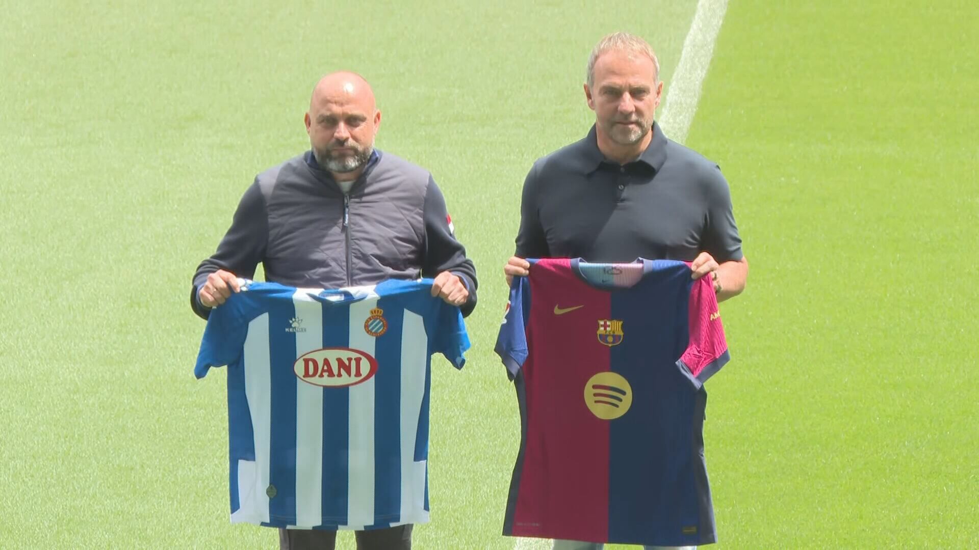  Hansi Flick y Manolo Martínez posan en la previa del derbi