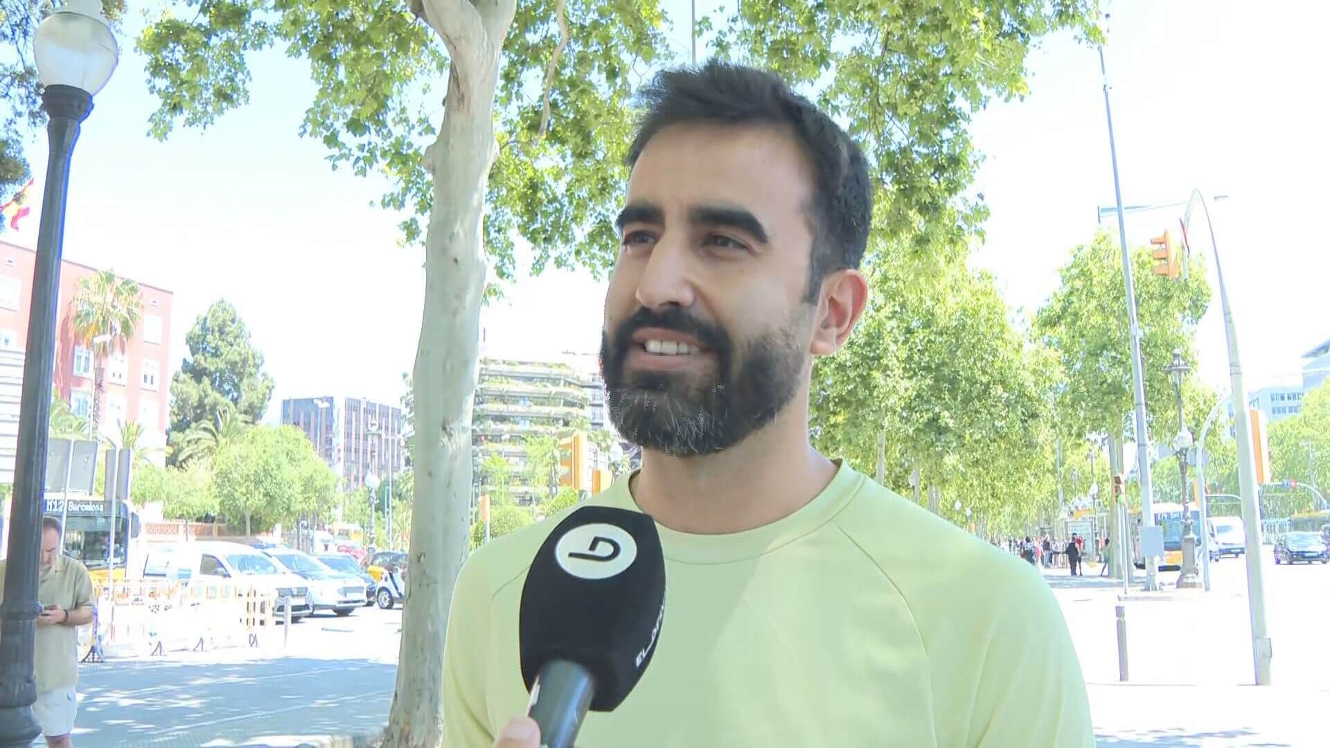 Un seguidor de Barcelona atiende a ElDesmarque