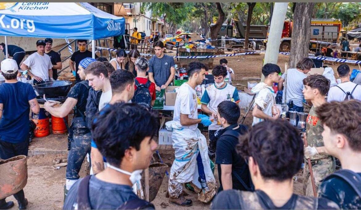  Jesús Vázquez ayudando por la DANA.