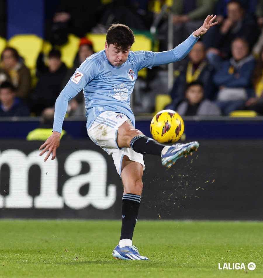  Carlos Dotor despeja un balón en un partido con el Celta.