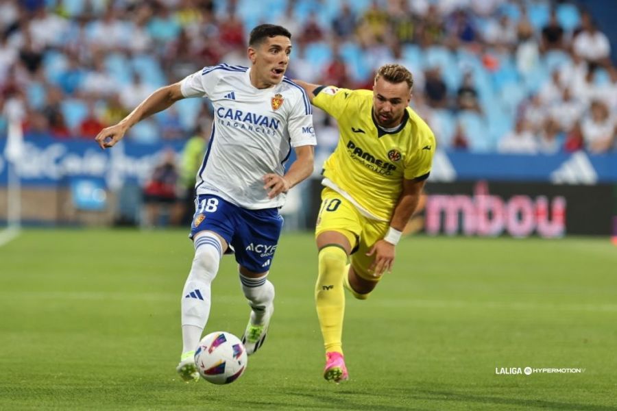  Fran Gámez regatea a Ontiveros en el Real Zaragoza - Villarreal B.