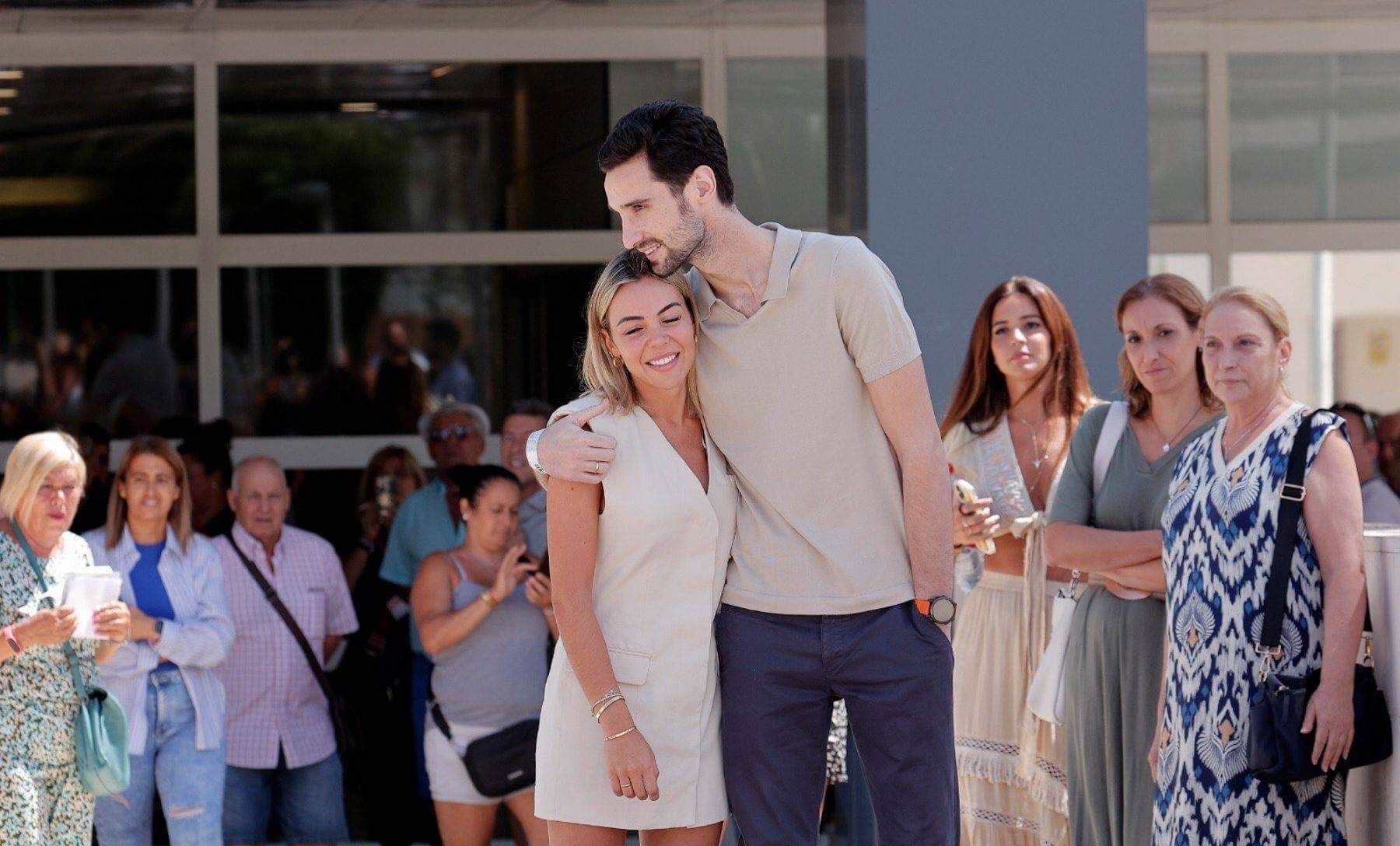  Sergio Rico junto a su pareja a la salida del hospital (Cordon Press)