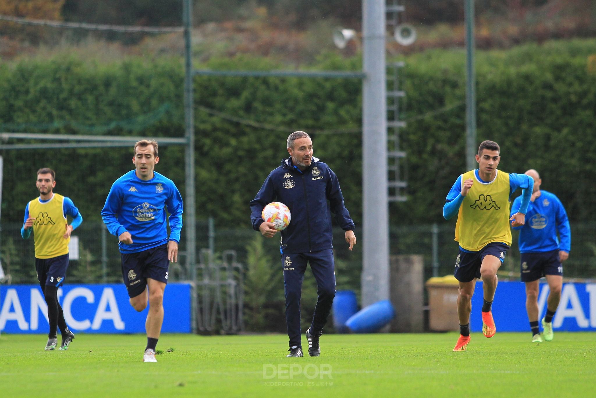  El Deportivo entrenando en Abegondo bajo la atenta mirada de Óscar Cano
