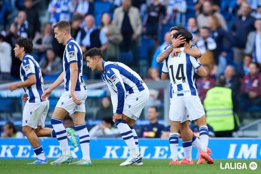  Los jugadores de la Real Sociedad celebran el gol de Kubo.