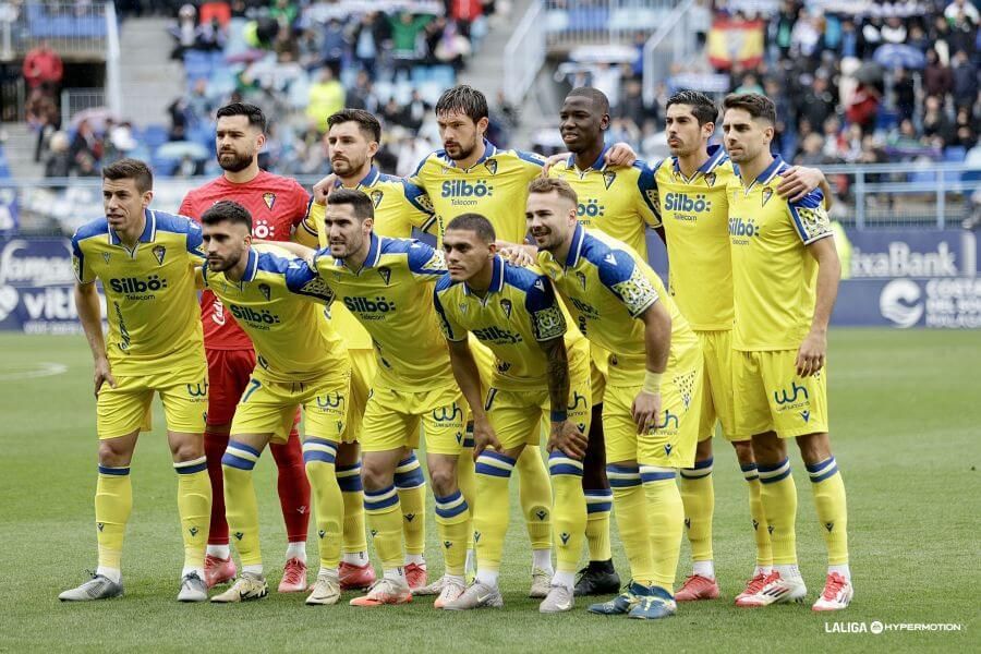  Javi Ontiveros posa con los jugadores del Cádiz en La Rosaleda.