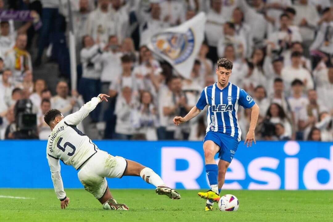  Antonio Blanco, ante Jude Bellingham en el Real Madrid-Deportivo Alavés.