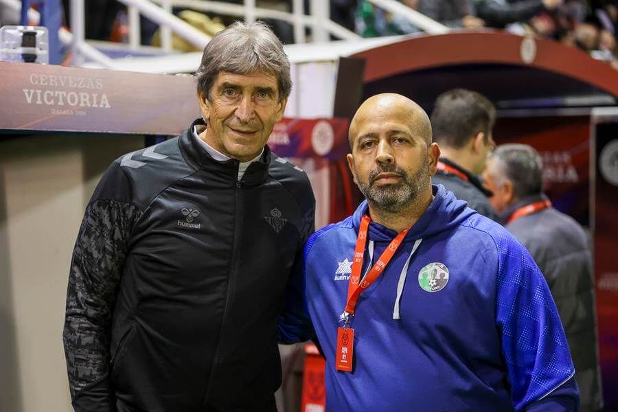  Manuel Pellegrini con  Martín Fernández, entrenador del Gévora (foto: EFE).