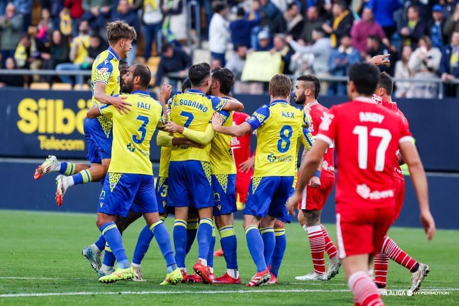 Los jugadores del Cádiz celebran uno de los goles al Cartagena.