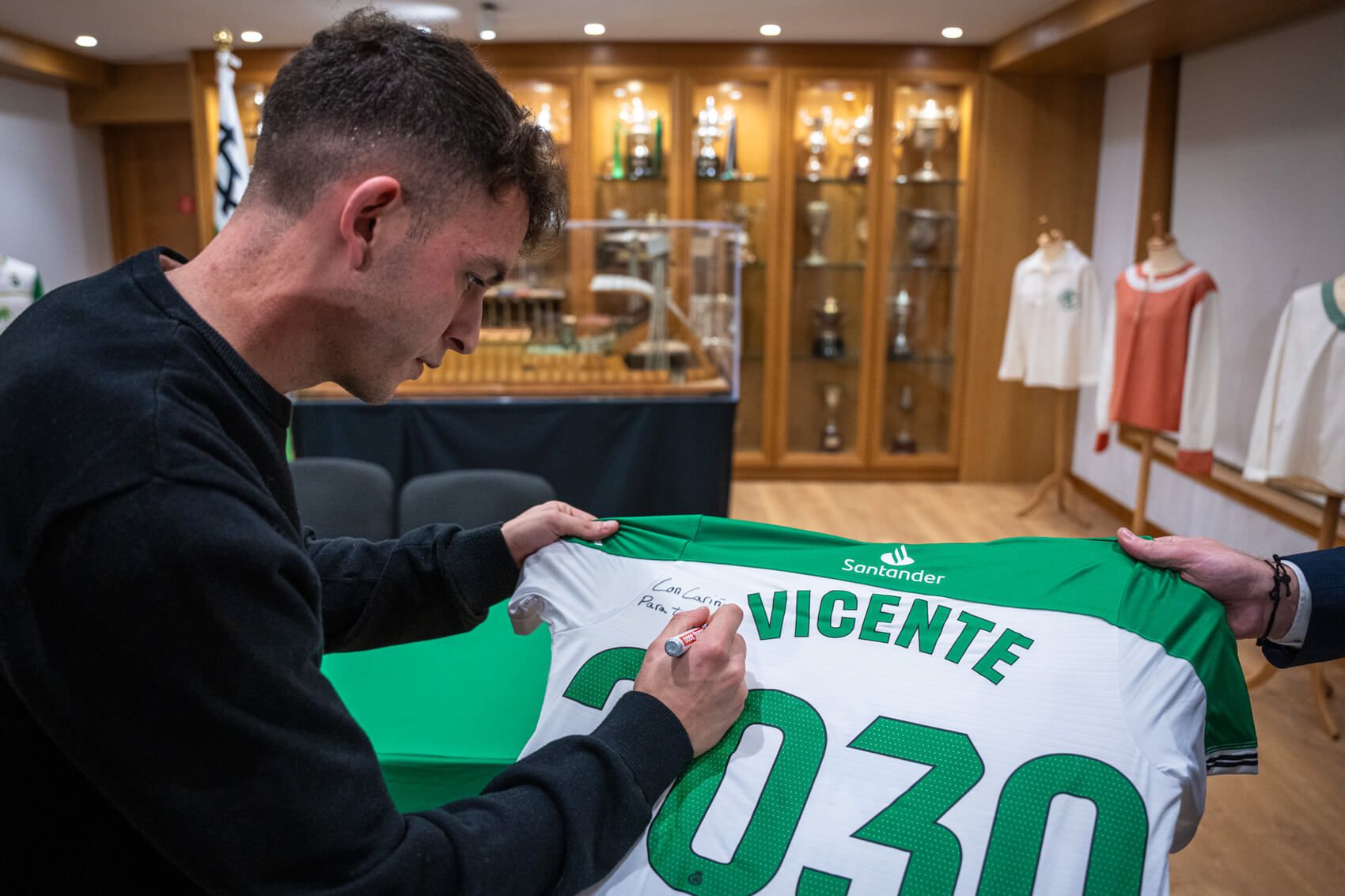 Iñigo Vicente en su renovación.