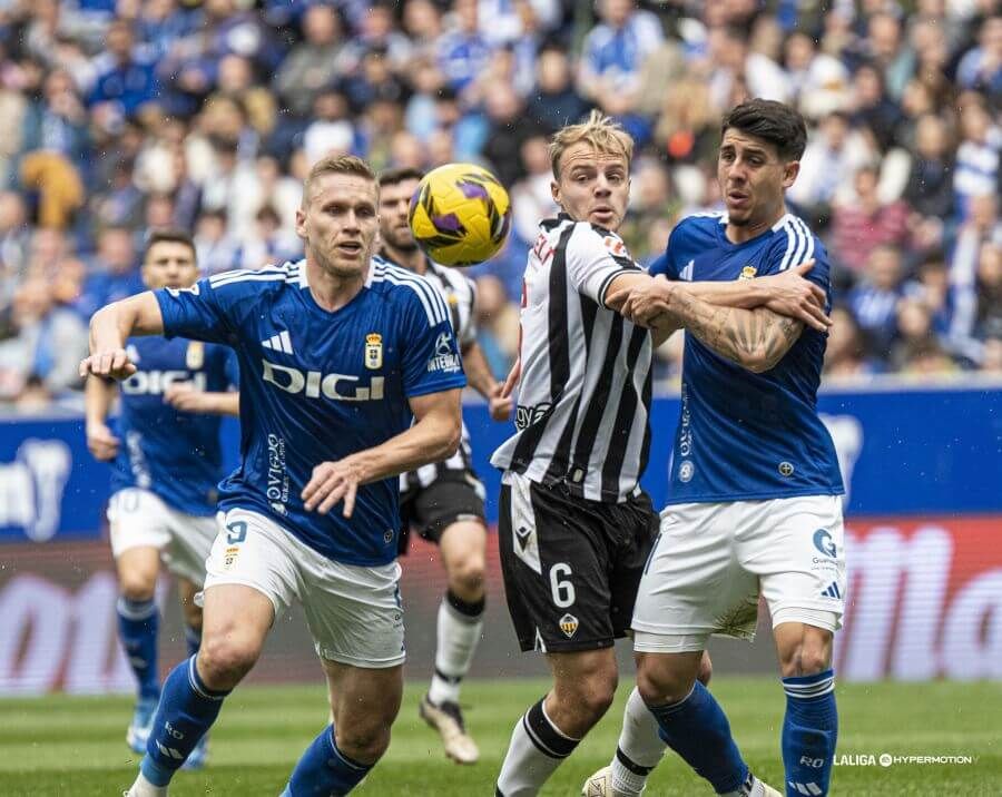 Alemao disputando un balón en el Real Oviedo-Castellón.