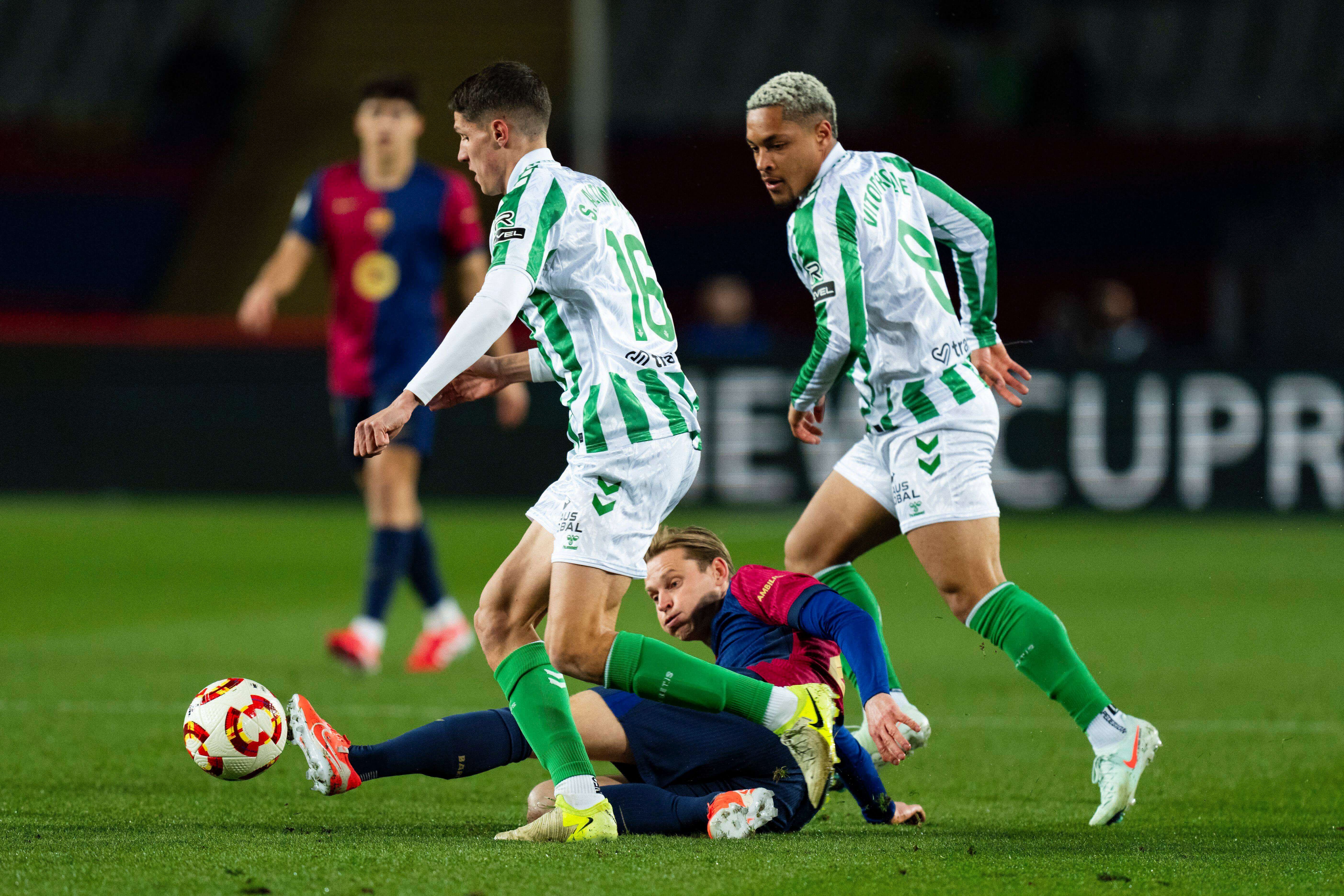 Sergi Altimira y Vitor Roque ante De Jong (foto: Cordón Press).