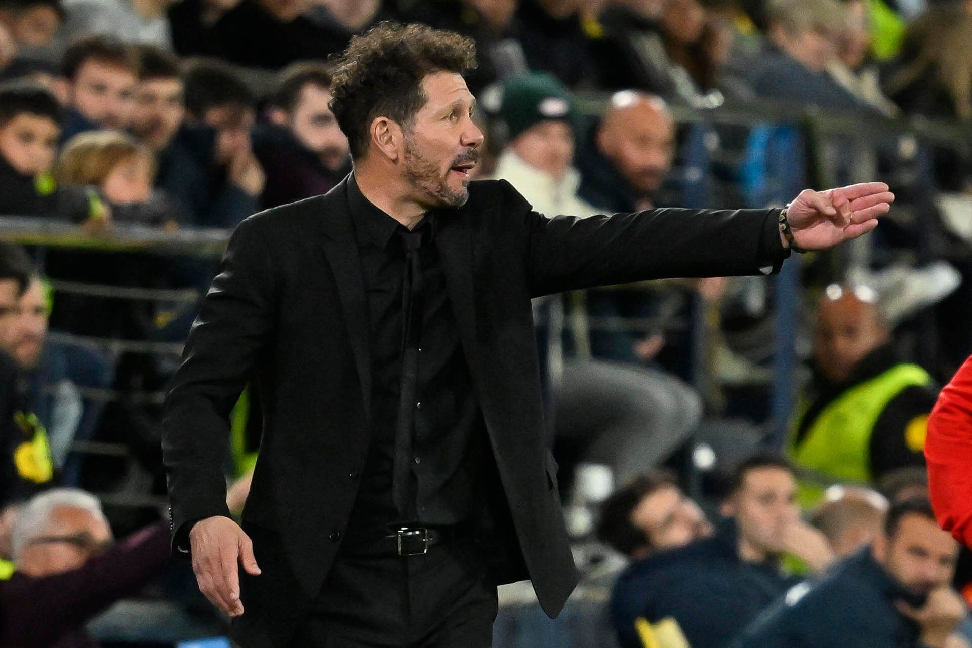 Diego Simeone da indicaciones a sus jugadores en el Villarreal-Atlético de Madrid (FOTO: EFE