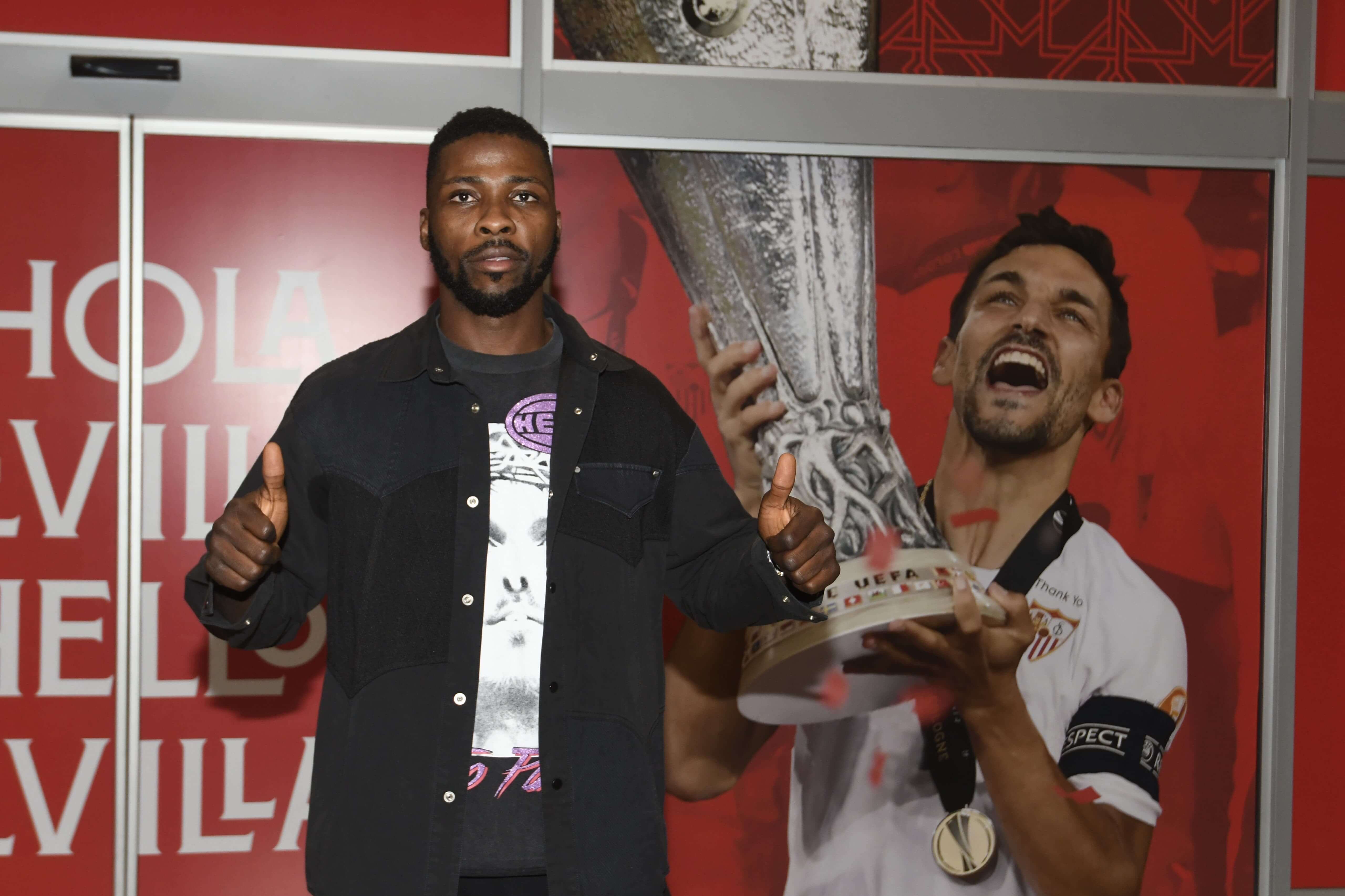  Iheanacho, en su llegada a Sevilla.