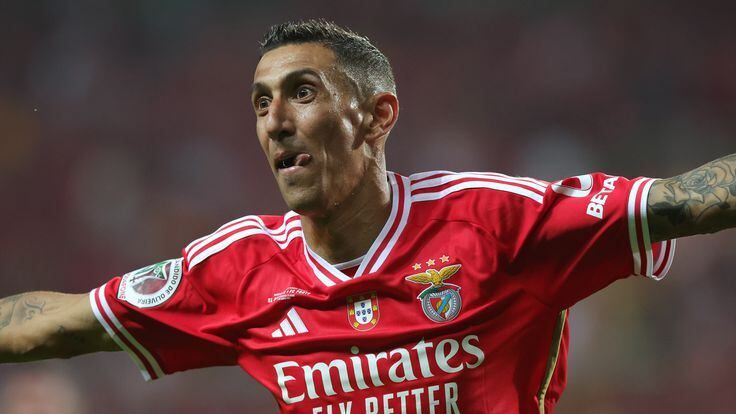  Ángel Di María celebra un gol con el Benfica..