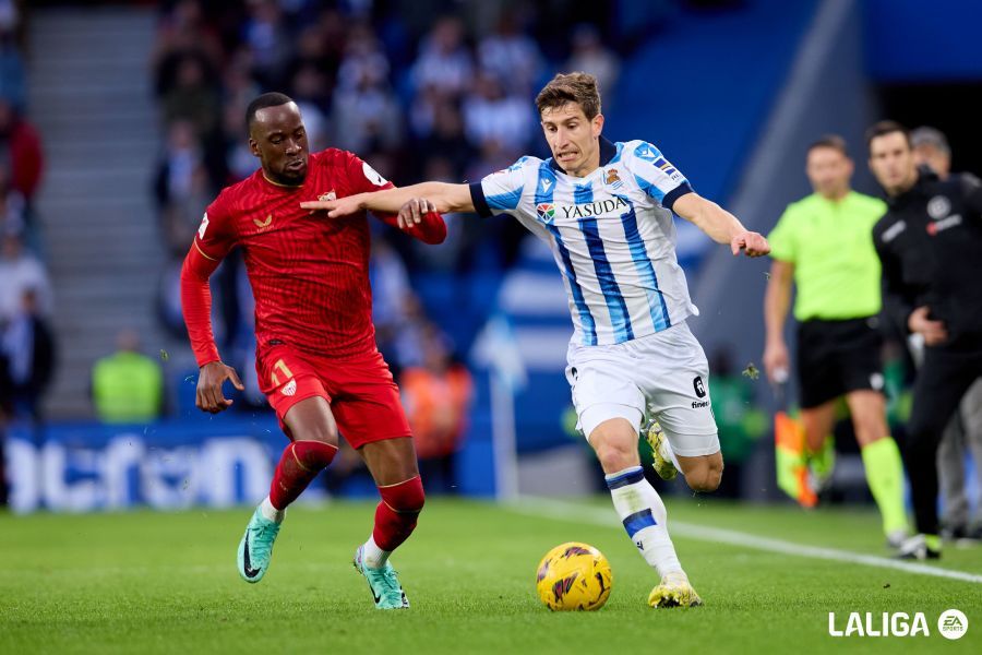  Aihen Muñoz conduce el balón ante la presión de un rival en un partido de esta temporada.