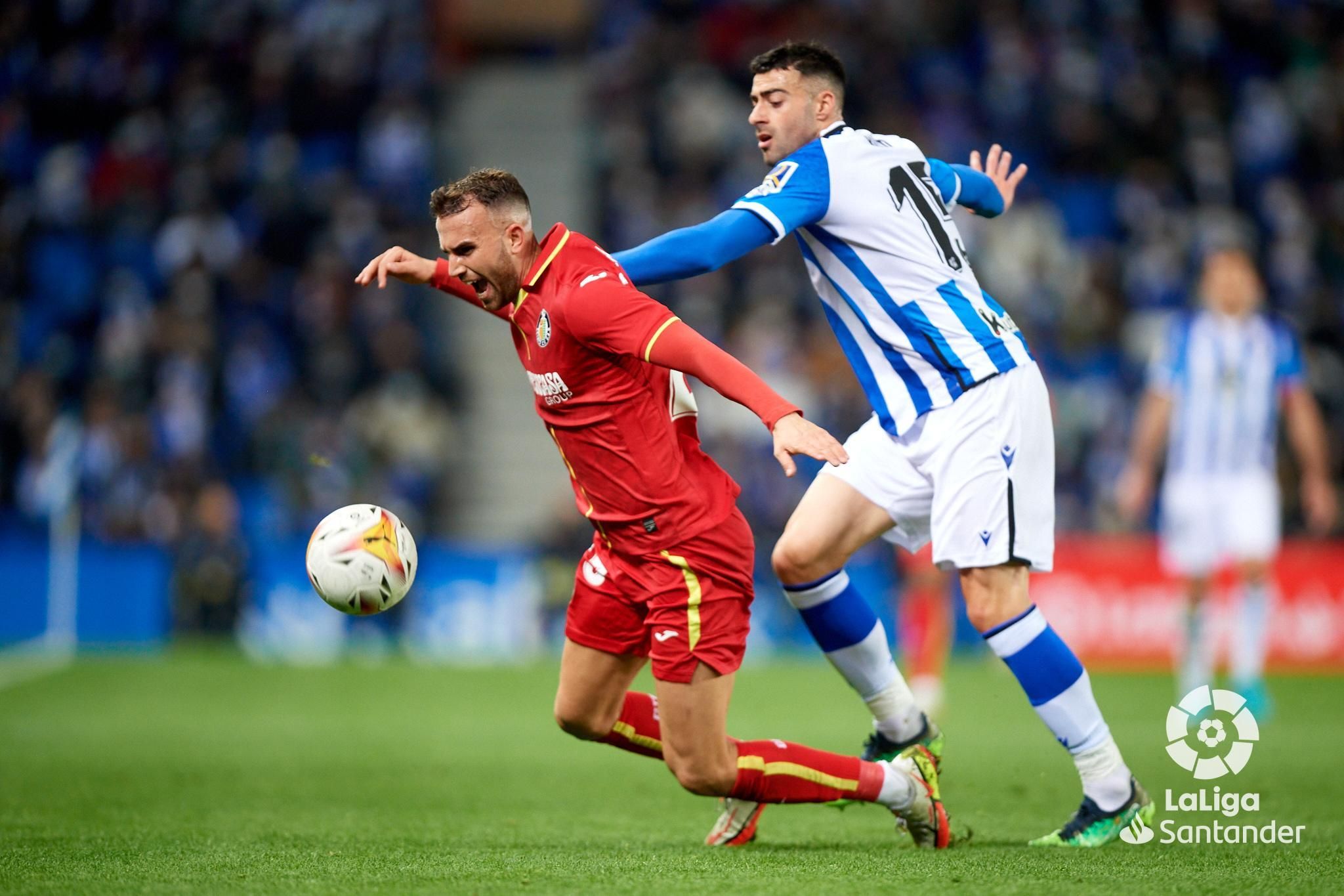  Diego Rico derriba a Borja Mayoral durante el Real Sociedad-Getafe en el Reale Arena.