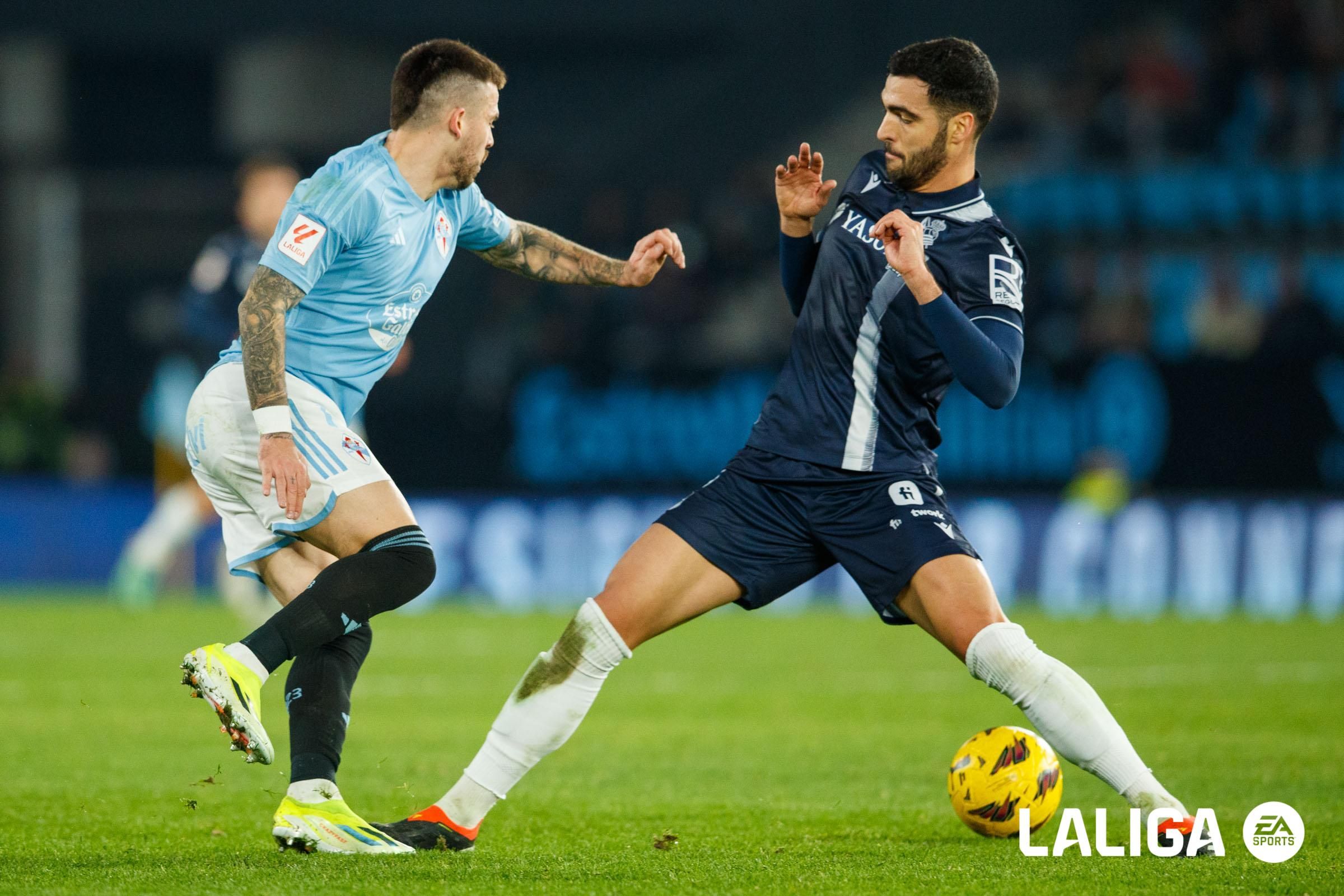 Mikel Merino presiona a Carles Pérez en el Celta - Real Sociedad de la pasada temporada.