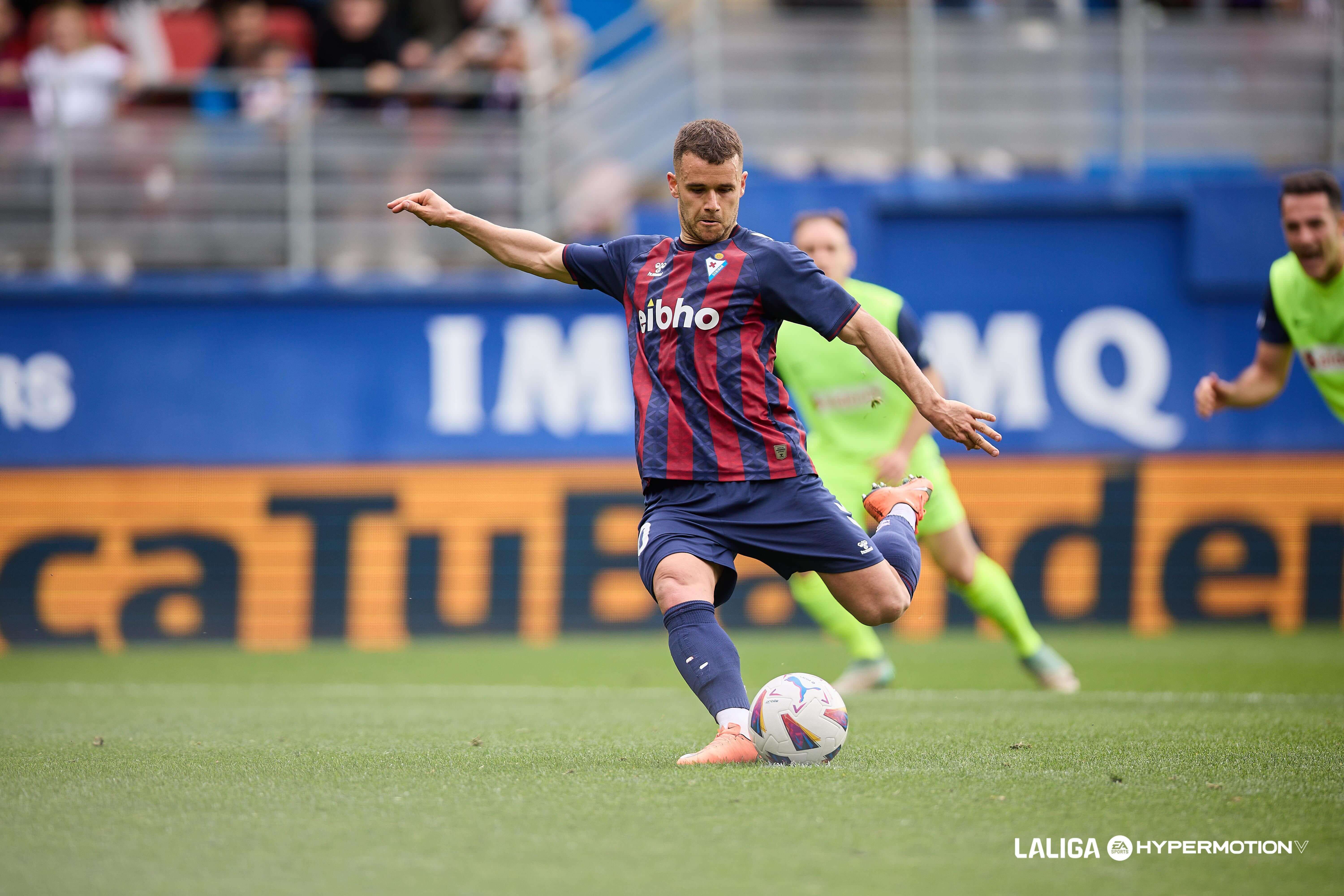  Ager Aketxe, jugador que persigue el Real Zaragoza.