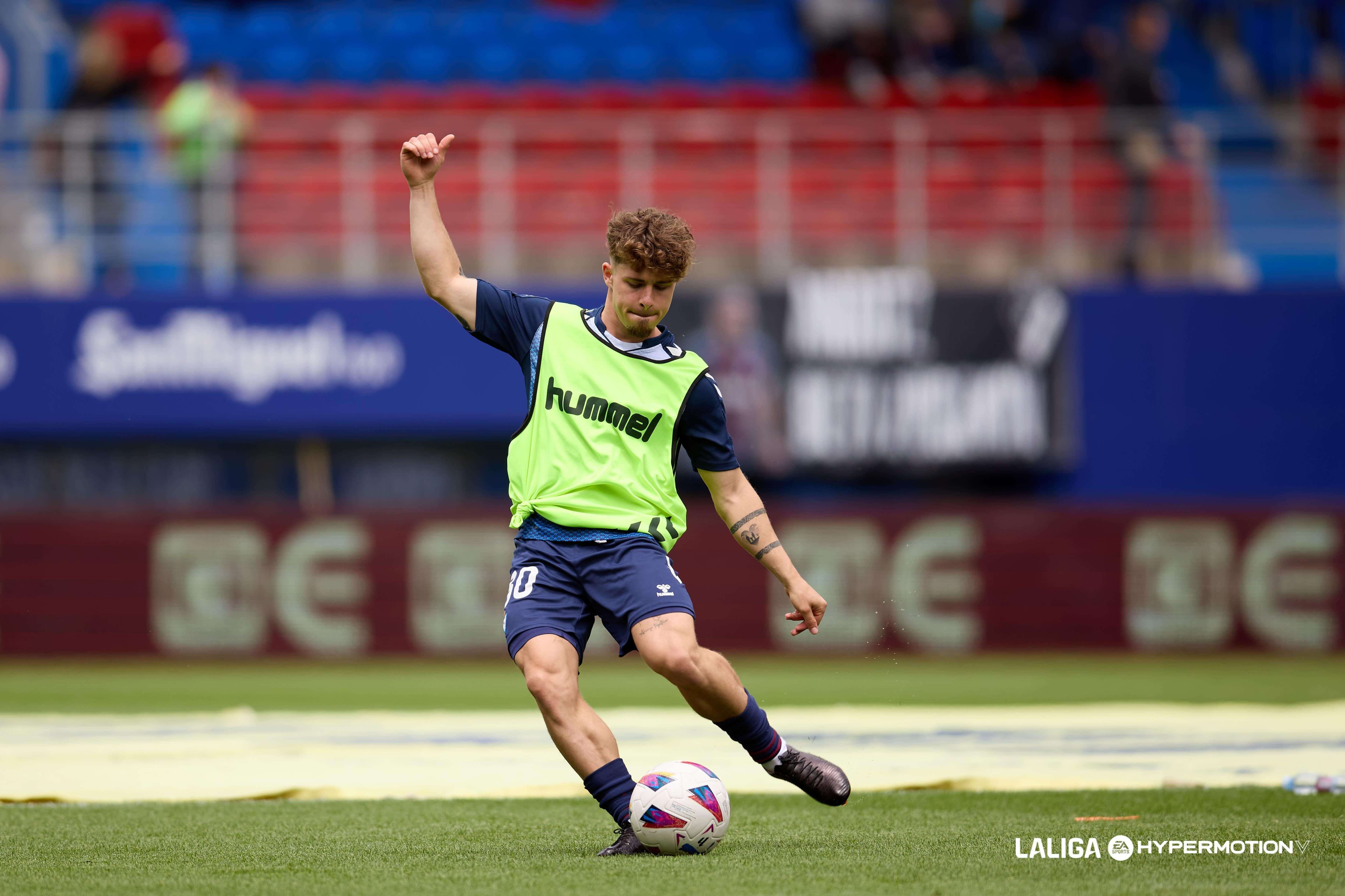  Mario Soriano calienta con el Eibar.