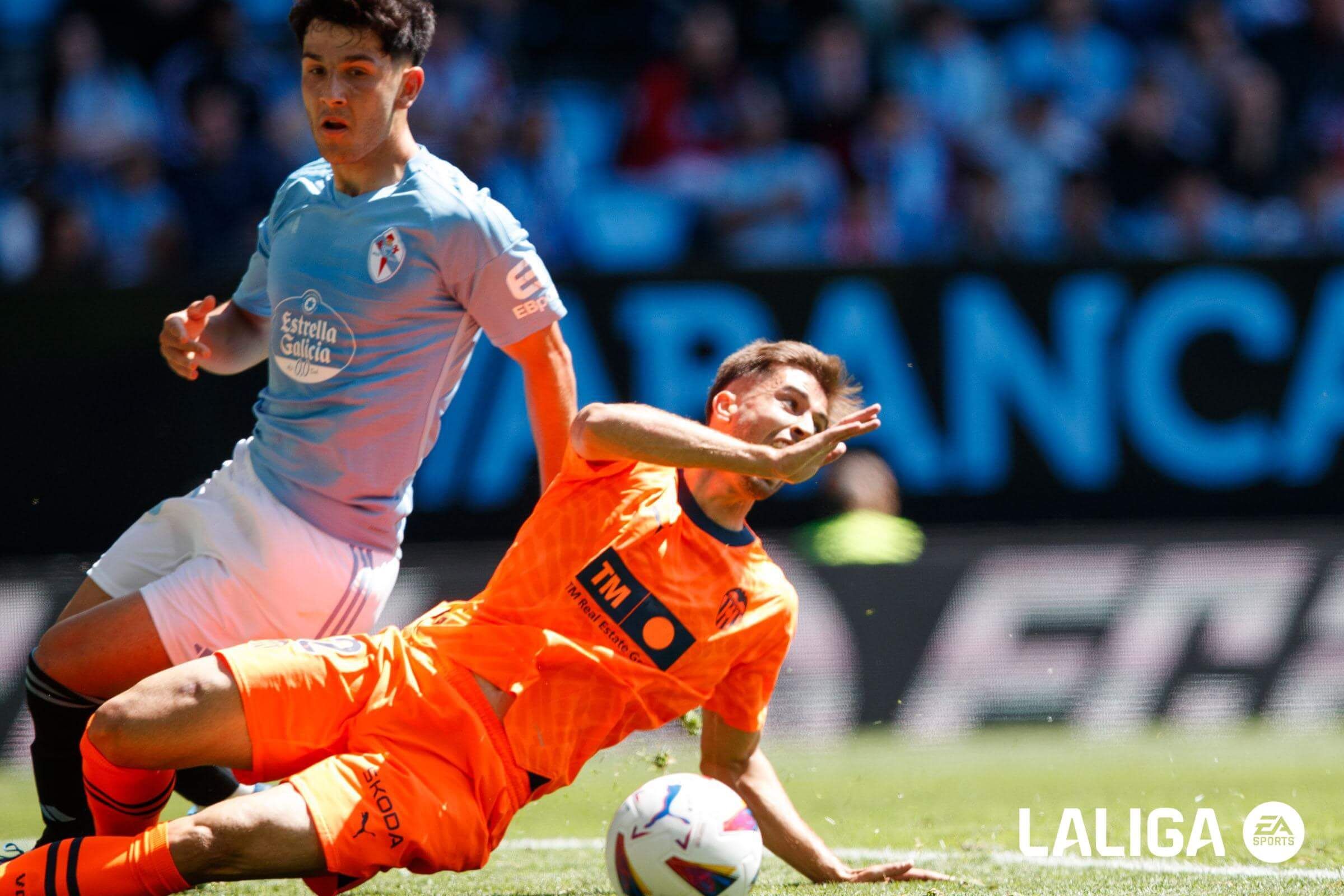  Hugo Sotelo presiona en el Celta - Valencia.