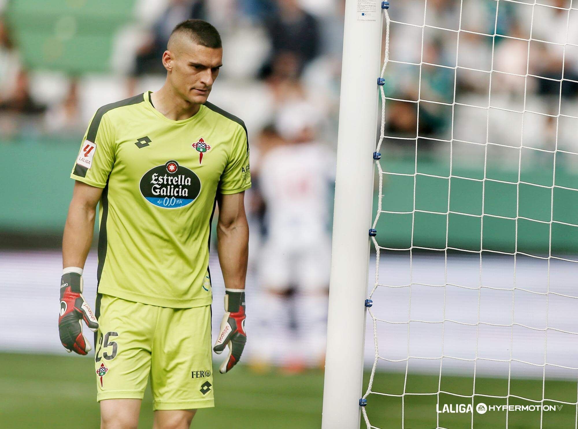Ander Cantero celebra con el Racing de Ferrol.