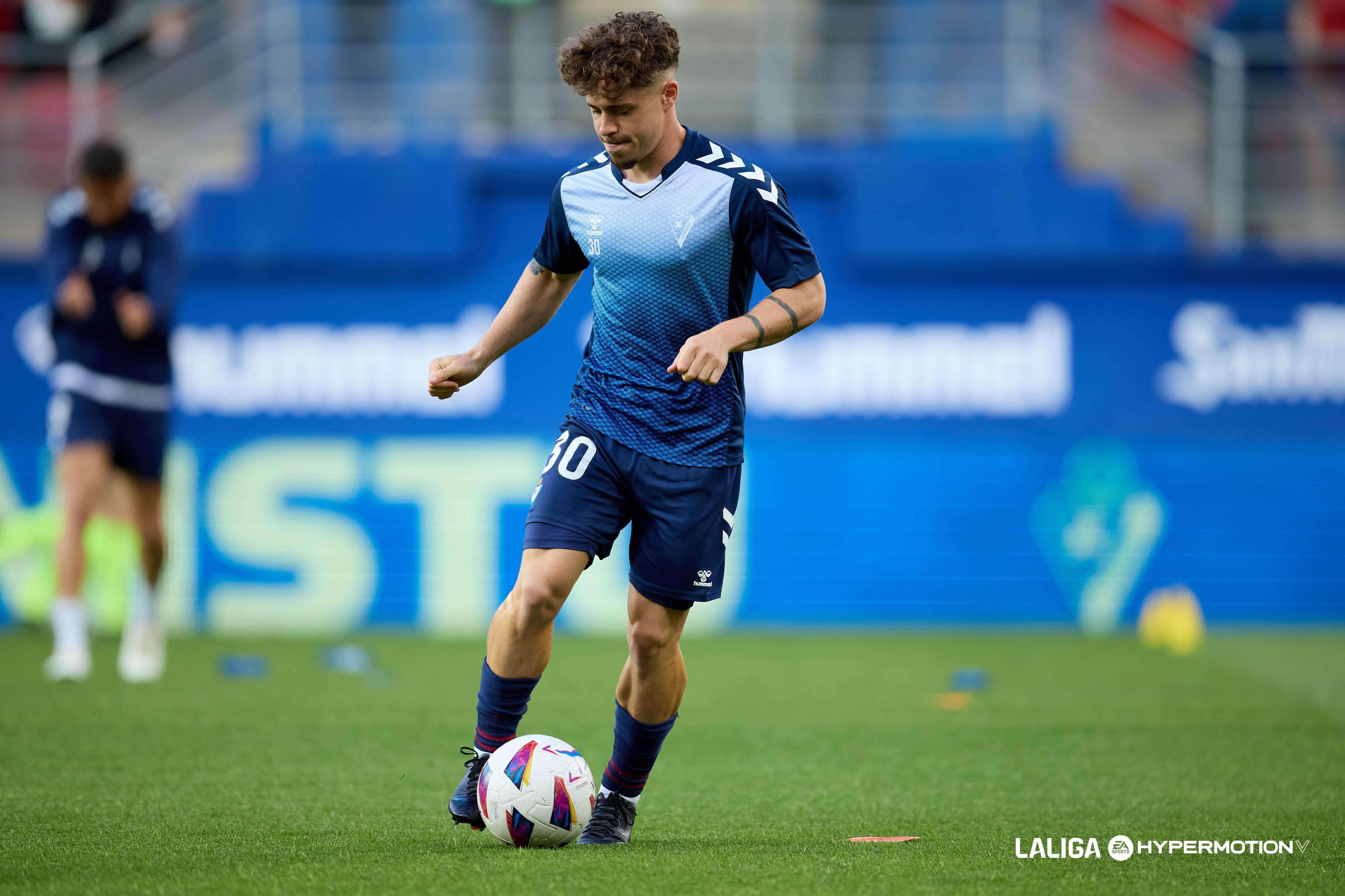 Mario Soriano calienta con el Eibar.
