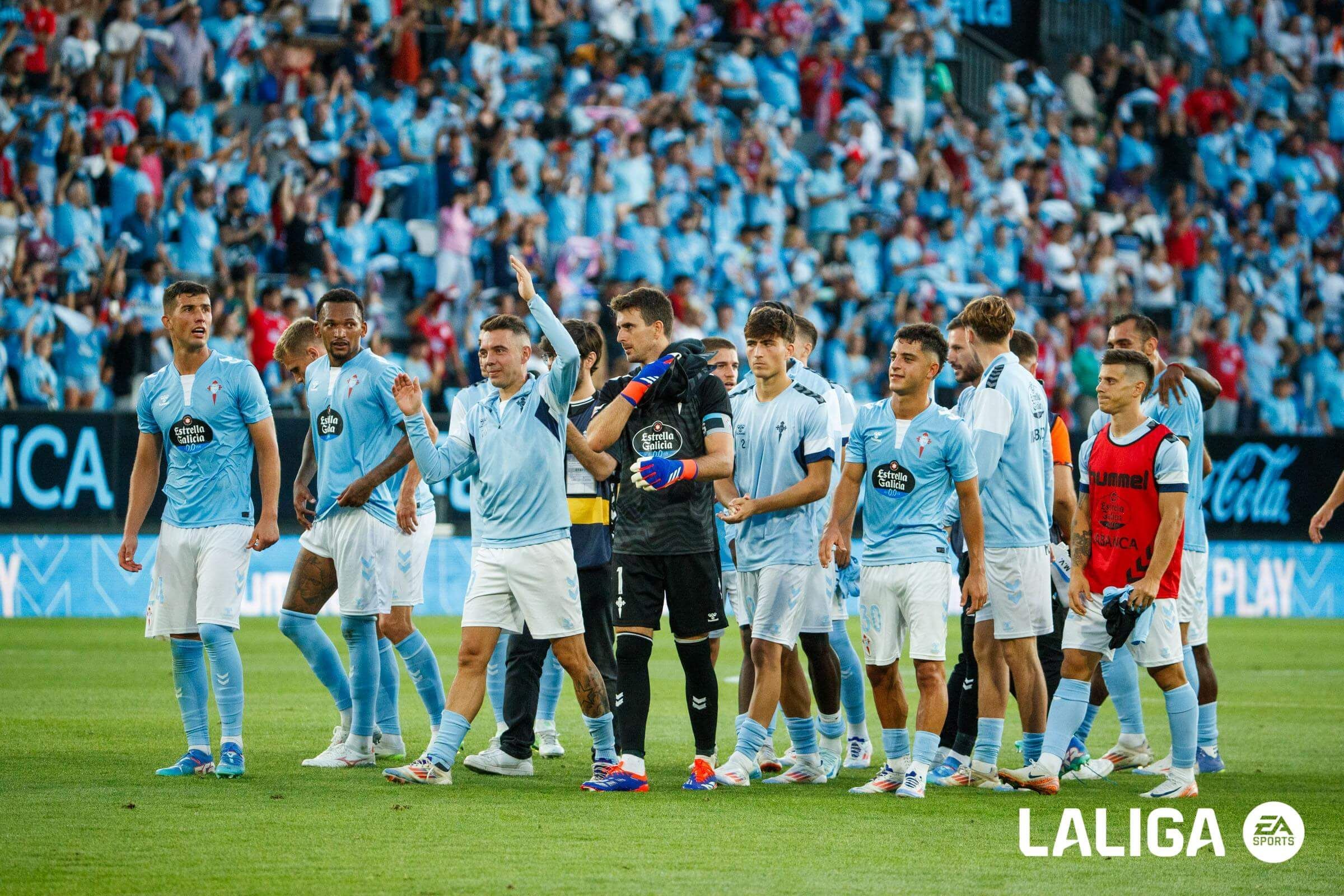  El Celta da las gracias a su afición tras ganar al Valencia.