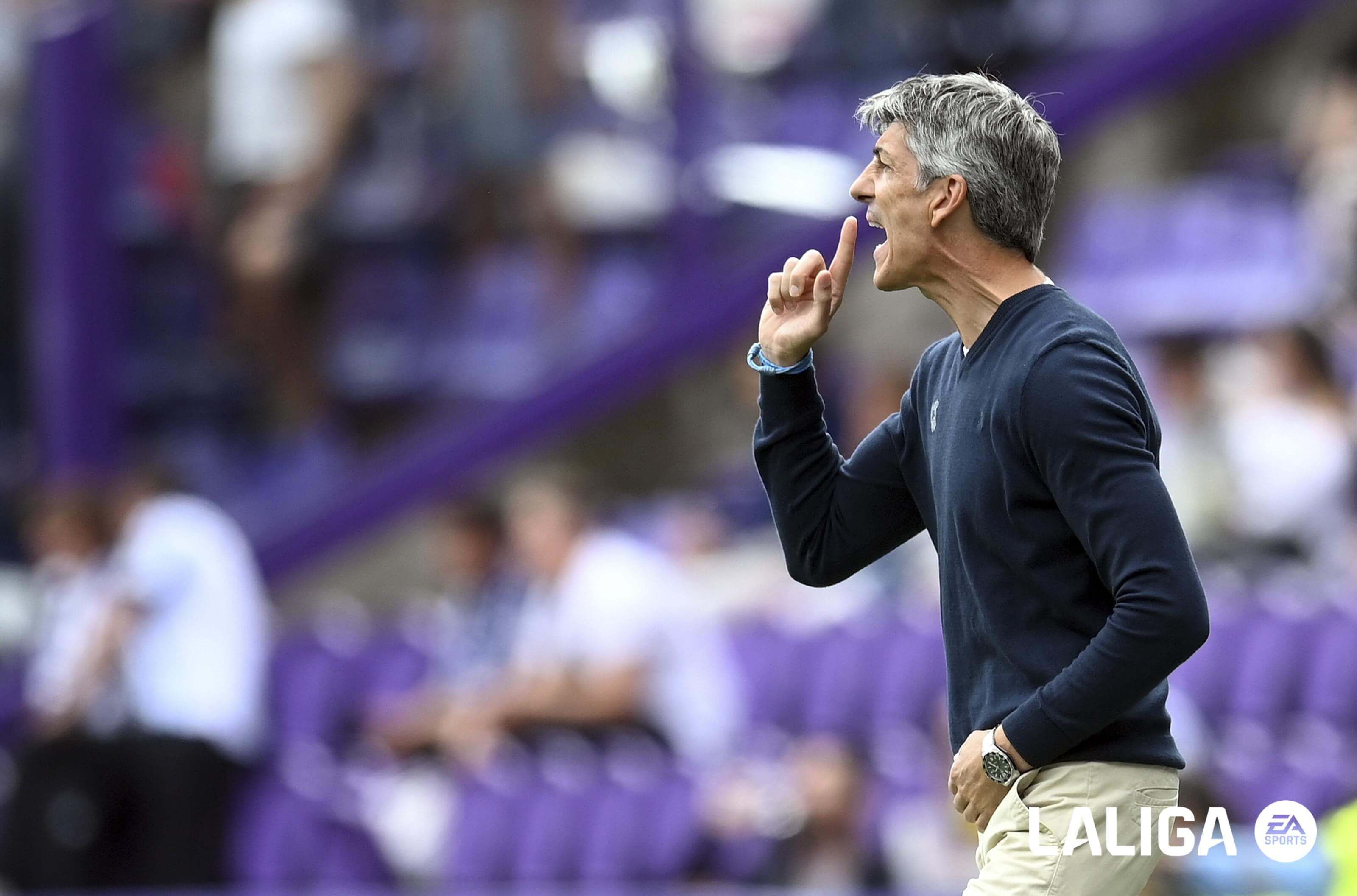  Imanol Alguacil da instrucciones en el Valladolid - Real Sociedad.