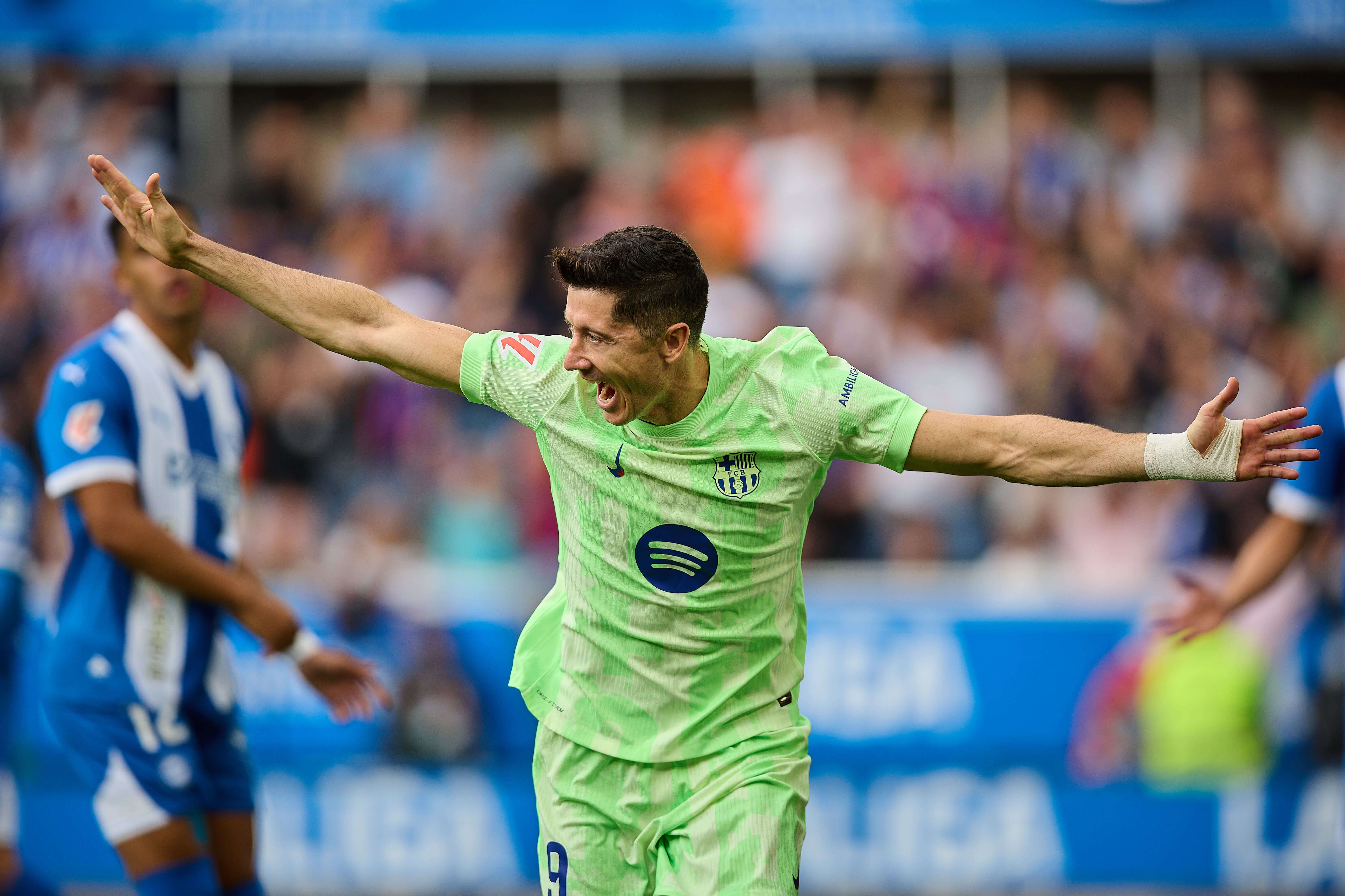  Robert Lewandowski celebra un gol en el Alavés-Barcelona.
