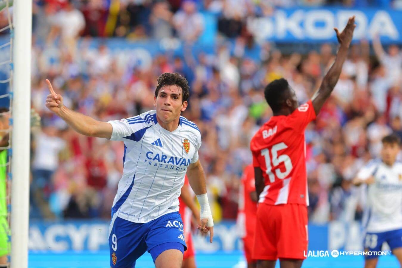Iván Azón celebra un gol con el Real Zaragoza.