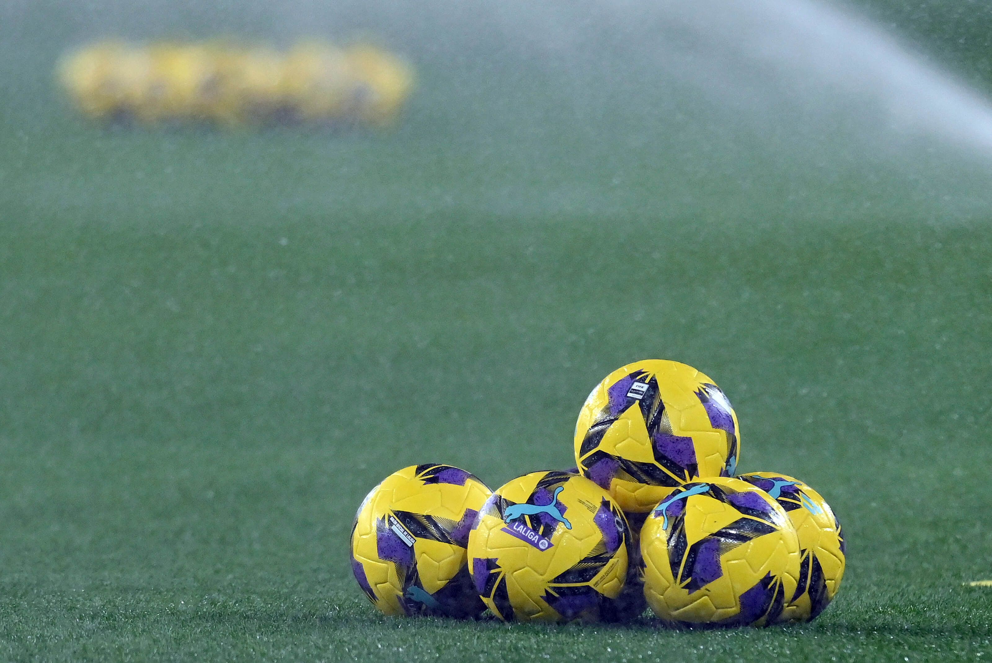  El balón amarillo de LaLiga, sobre el césped del José Zorrilla.