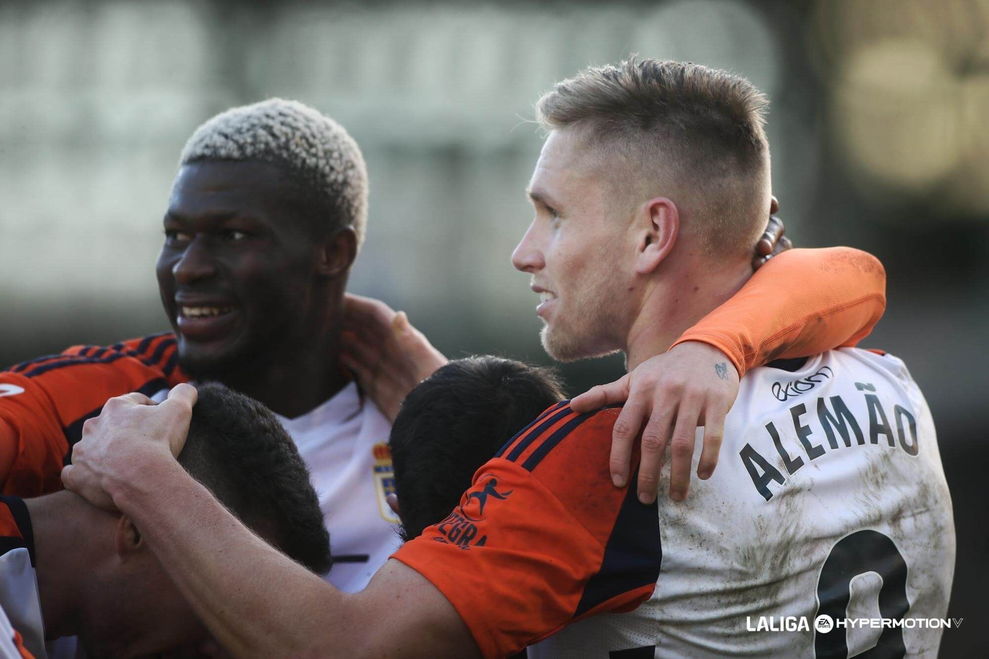  Alemao cerró la goleada del Real Oviedo al Racing de Ferrol.