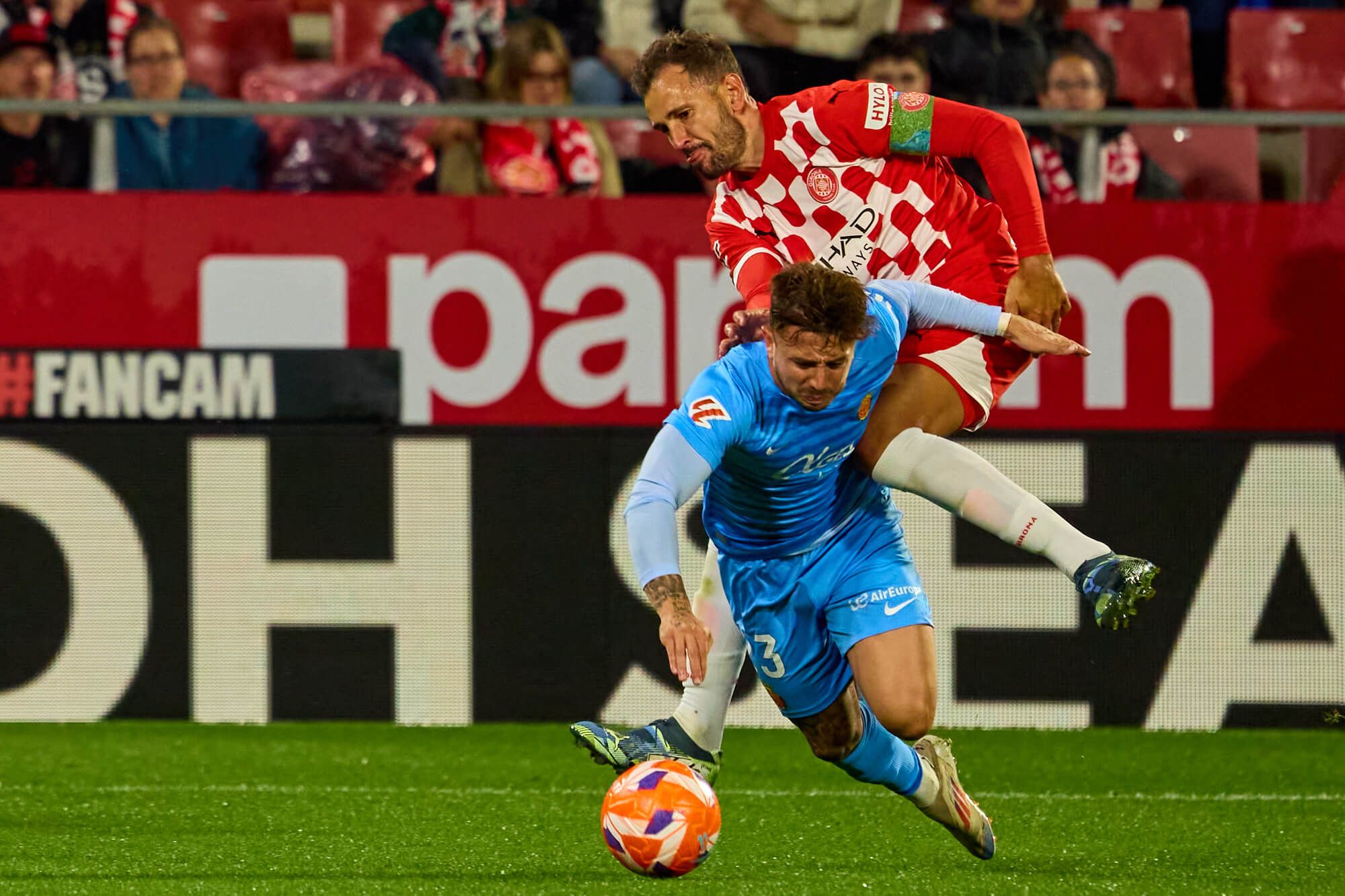 Stuani y Maffeo pugnan por un balón en el Girona-Mallorca.